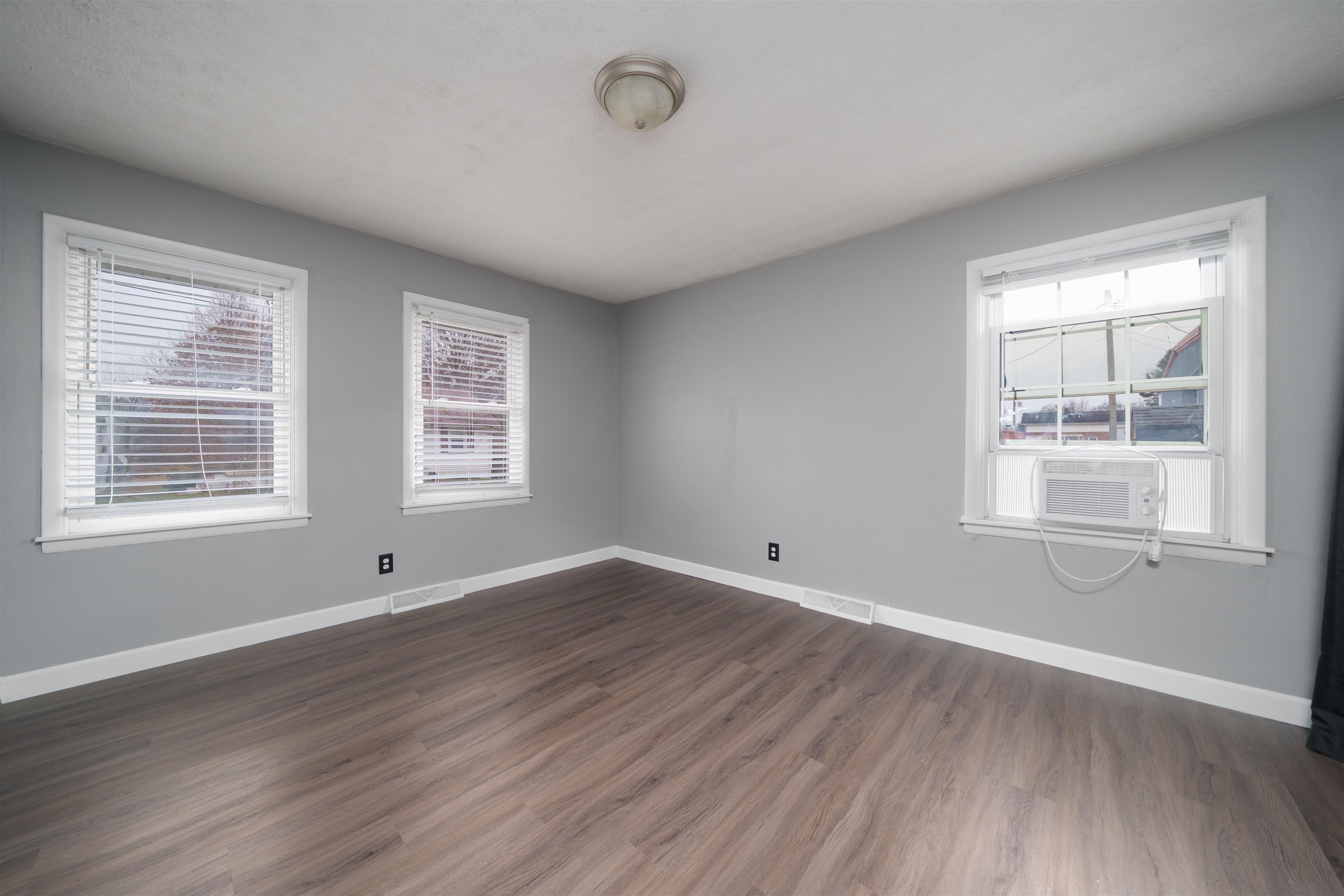 295 Walnut St, Calhoun, Kentucky 42327, 3 Bedrooms Bedrooms, ,1 BathroomBathrooms,Single Family Residence,For Sale,Walnut St,93766