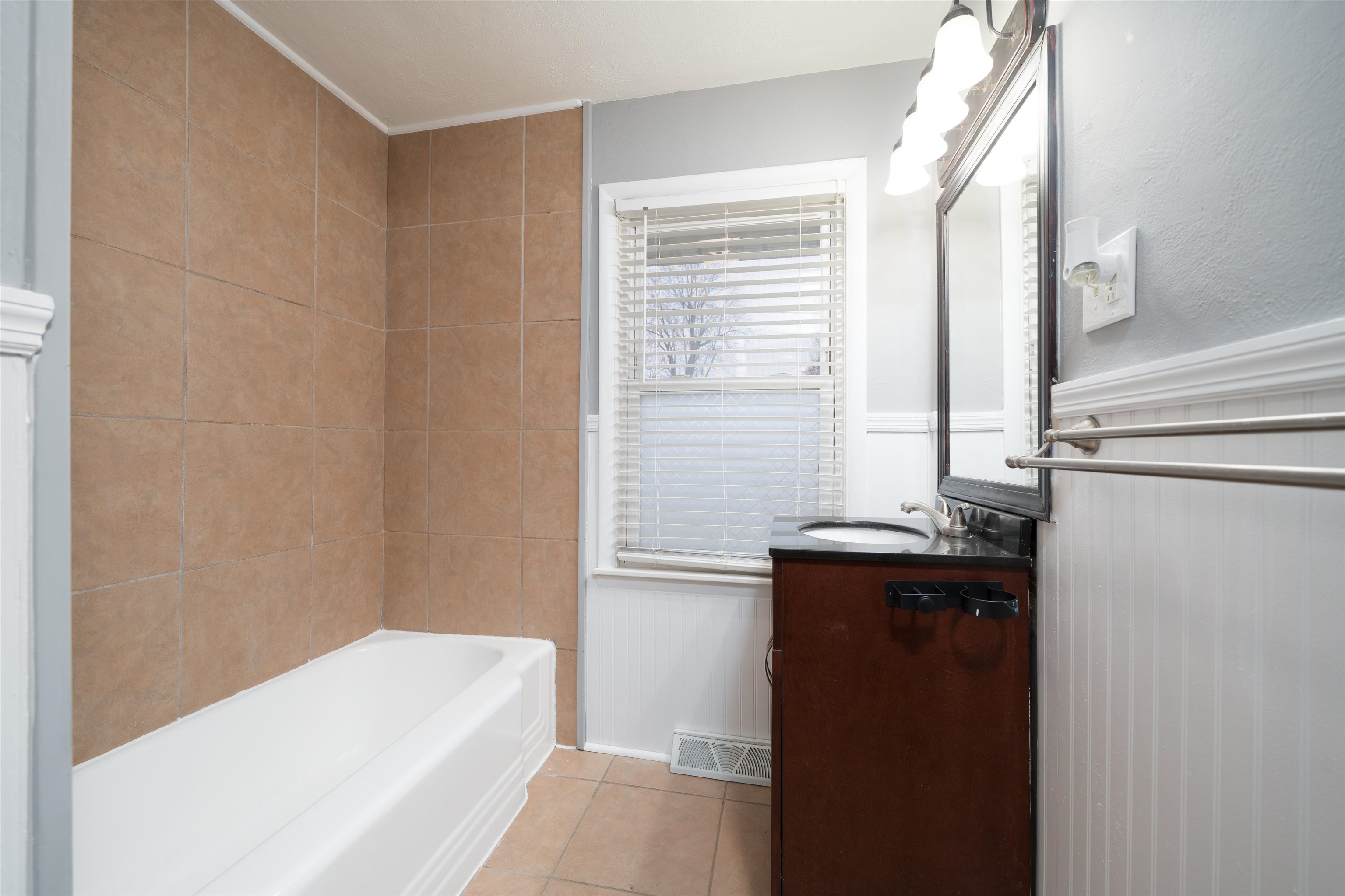 295 Walnut St, Calhoun, Kentucky 42327, 3 Bedrooms Bedrooms, ,1 BathroomBathrooms,Single Family Residence,For Sale,Walnut St,93766