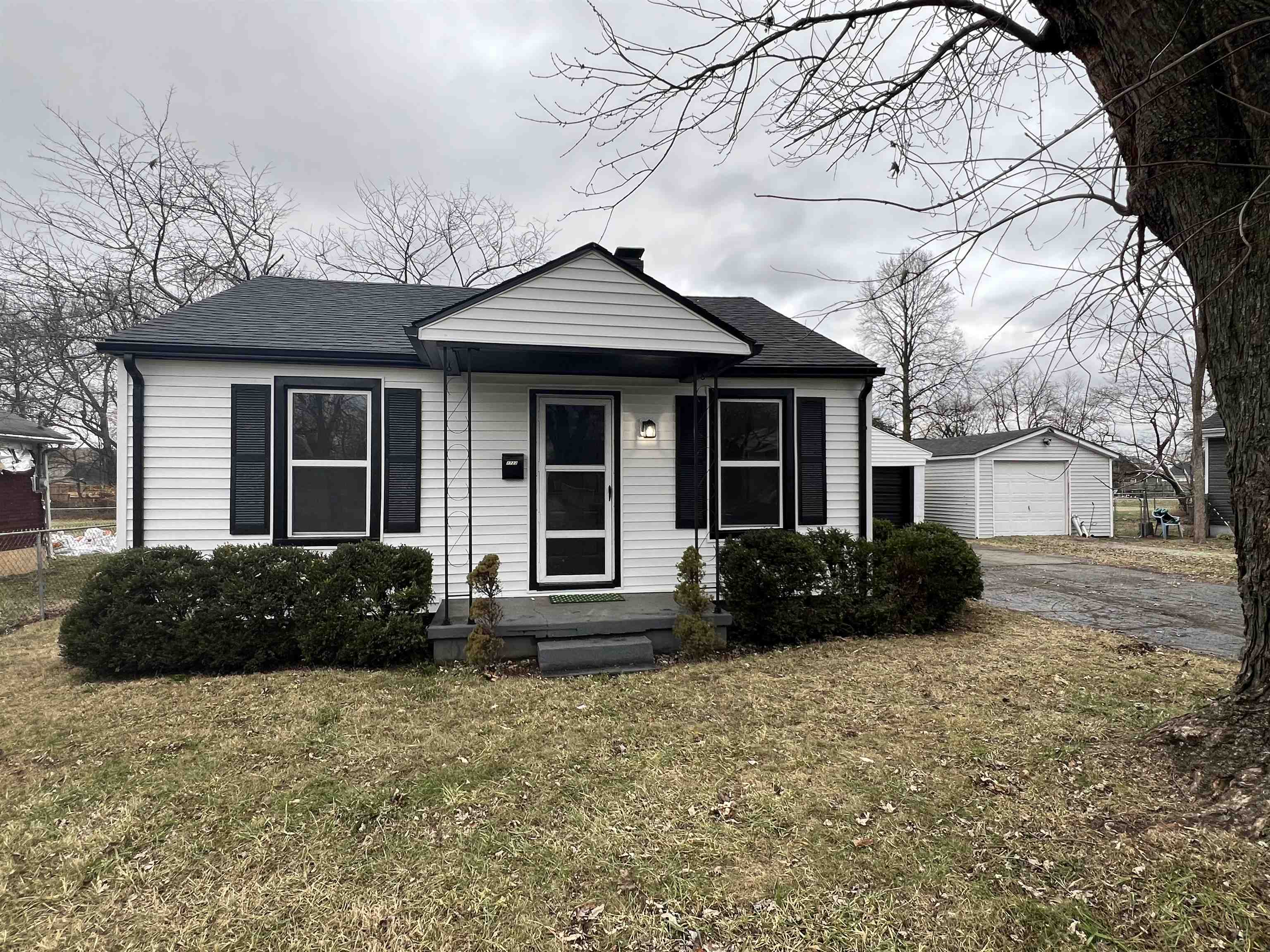 1723 Burdette Court, Owensboro, Kentucky 42301, 2 Bedrooms Bedrooms, ,1 BathroomBathrooms,Single Family Residence,For Sale,Burdette Court,93787