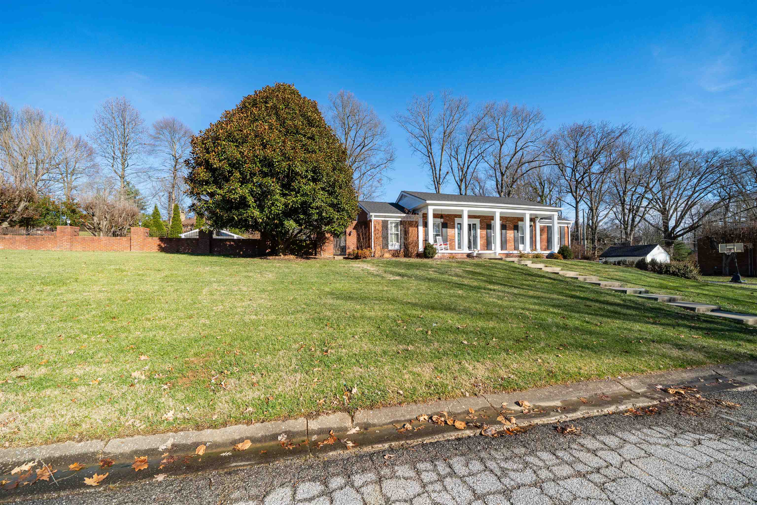 1211 Hickory Ln, Owensboro, Kentucky 42303, 4 Bedrooms Bedrooms, ,3 BathroomsBathrooms,Single Family Residence,For Sale,Hickory Ln,93811