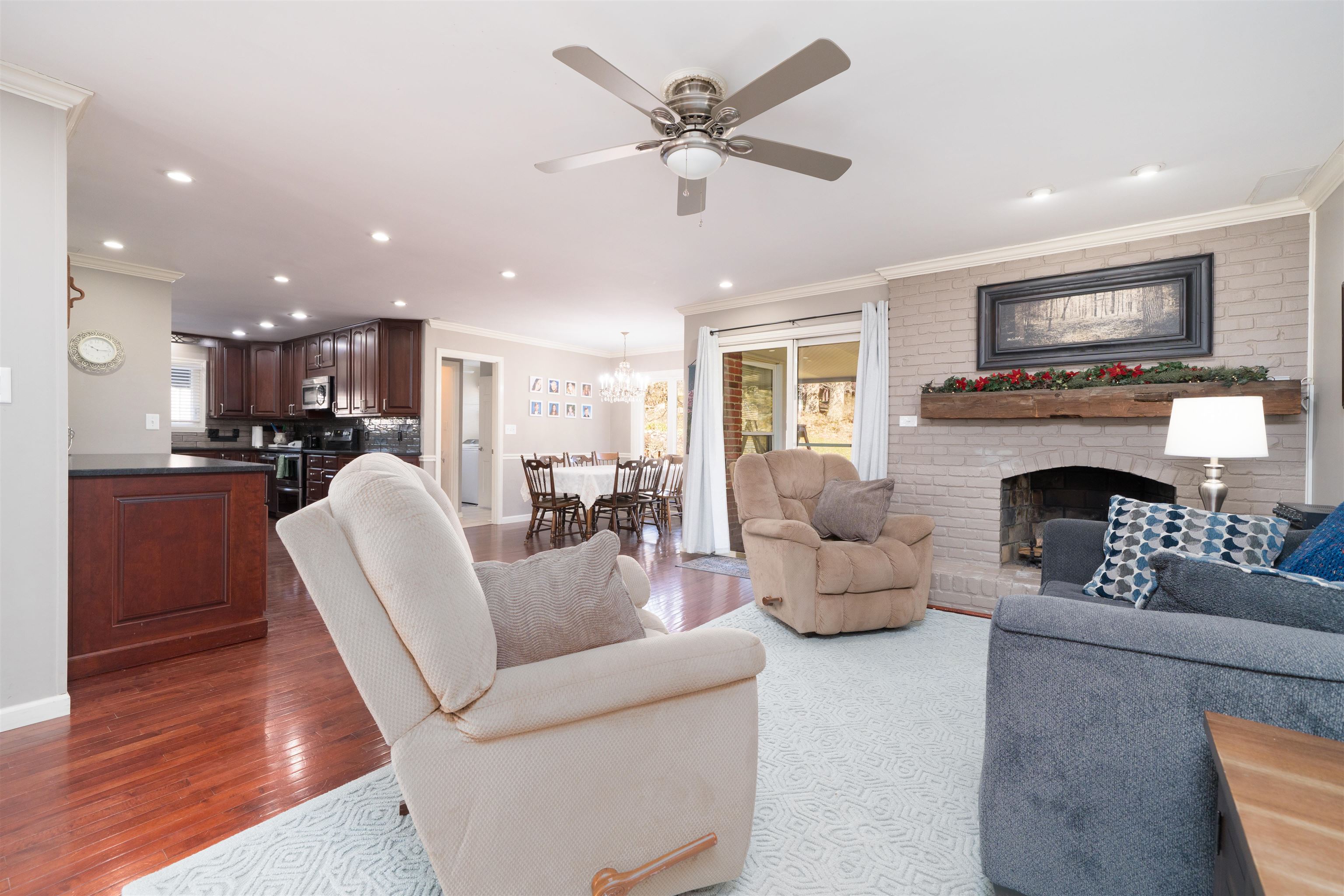 1211 Hickory Ln, Owensboro, Kentucky 42303, 4 Bedrooms Bedrooms, ,3 BathroomsBathrooms,Single Family Residence,For Sale,Hickory Ln,93811