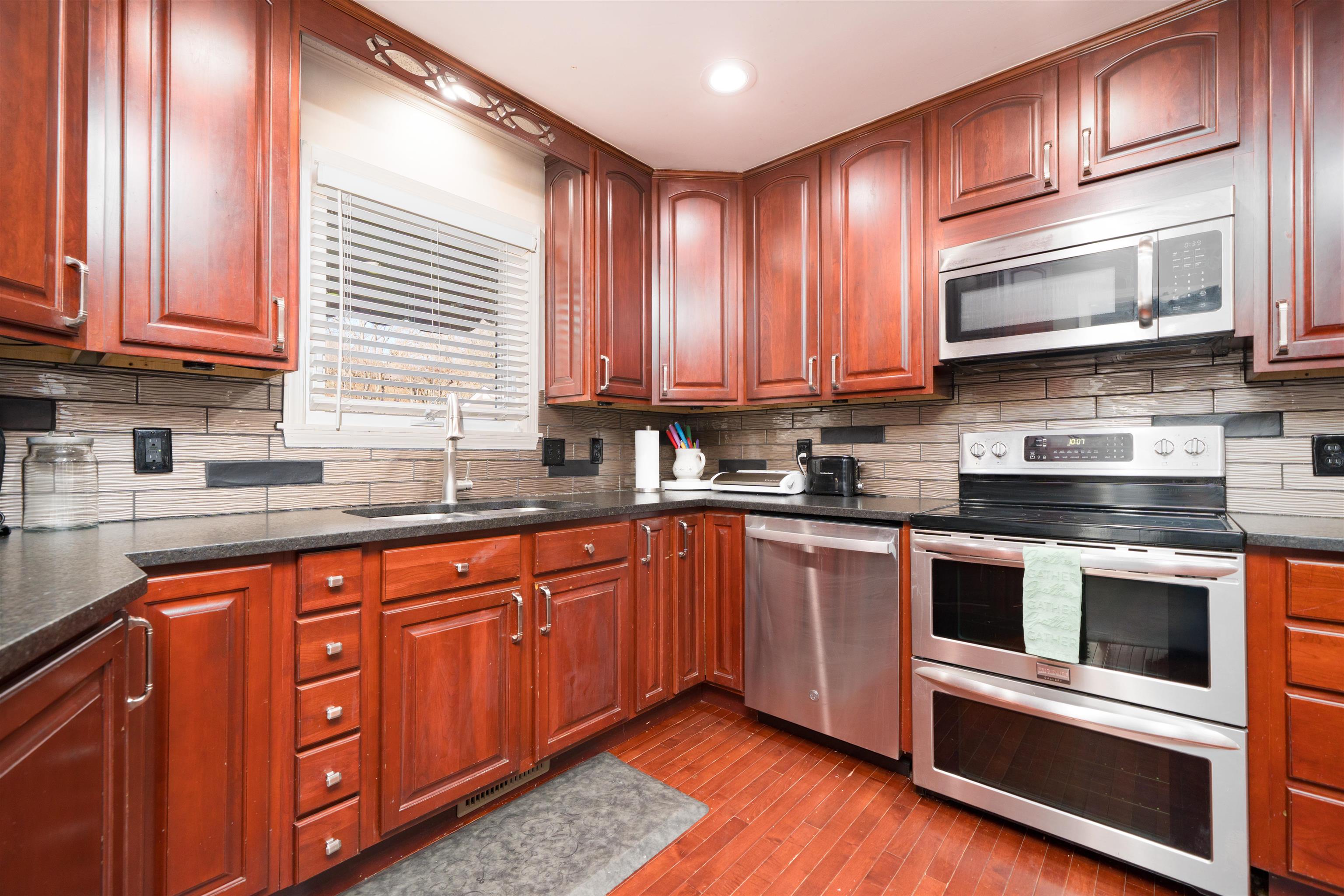 1211 Hickory Ln, Owensboro, Kentucky 42303, 3 Bedrooms Bedrooms, ,3 BathroomsBathrooms,Single Family Residence,For Sale,Hickory Ln,93811