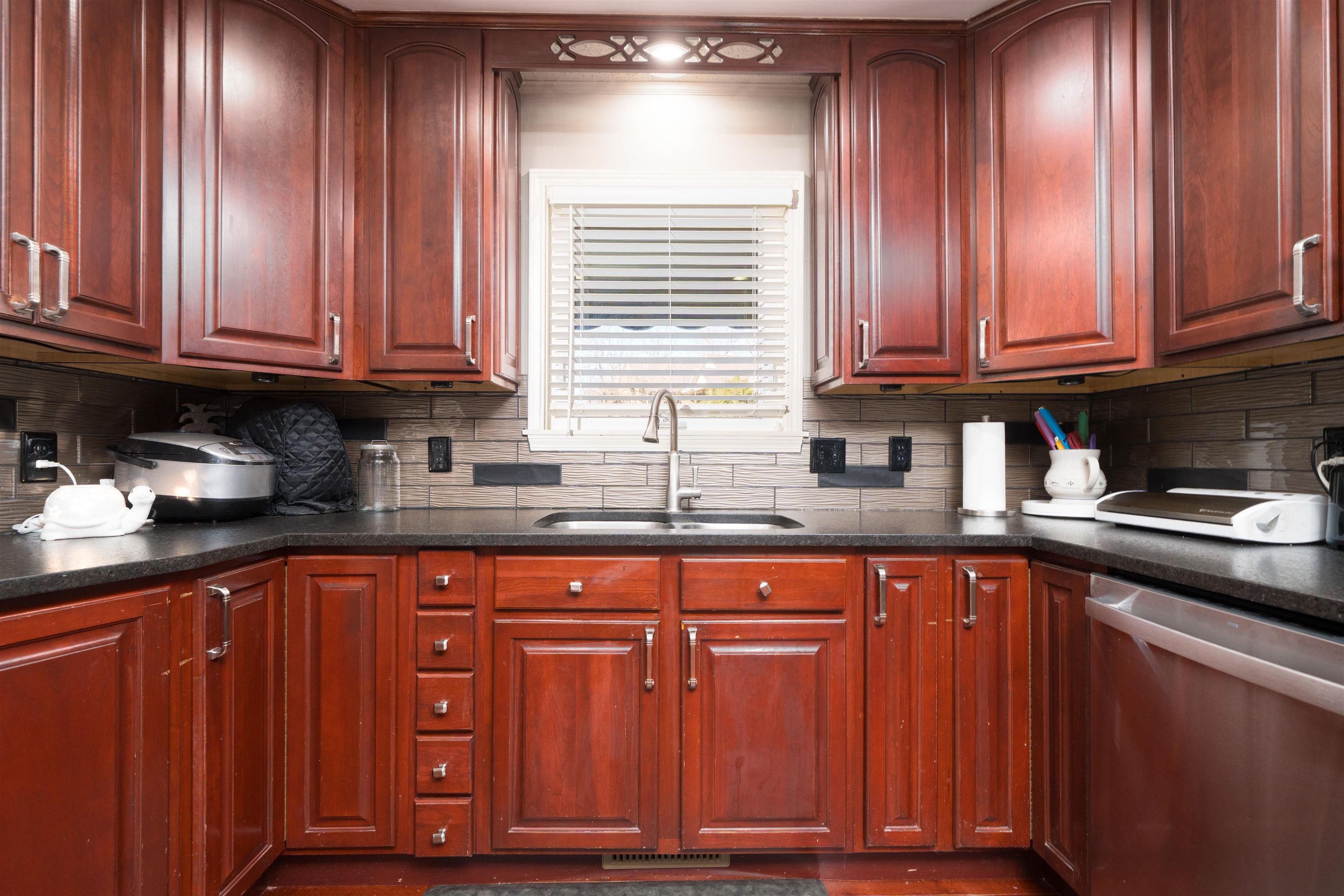 1211 Hickory Ln, Owensboro, Kentucky 42303, 3 Bedrooms Bedrooms, ,3 BathroomsBathrooms,Single Family Residence,For Sale,Hickory Ln,93811