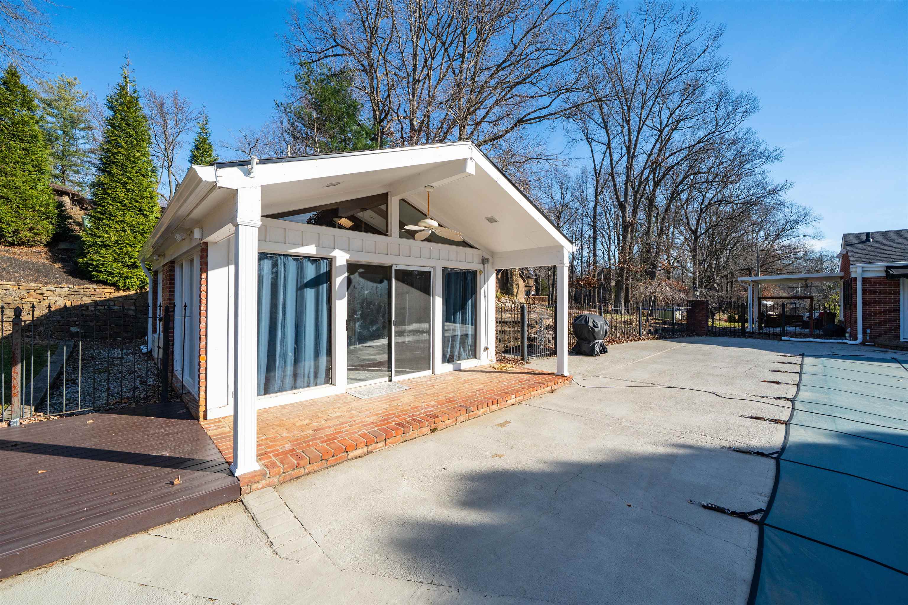 1211 Hickory Ln, Owensboro, Kentucky 42303, 3 Bedrooms Bedrooms, ,3 BathroomsBathrooms,Single Family Residence,For Sale,Hickory Ln,93811