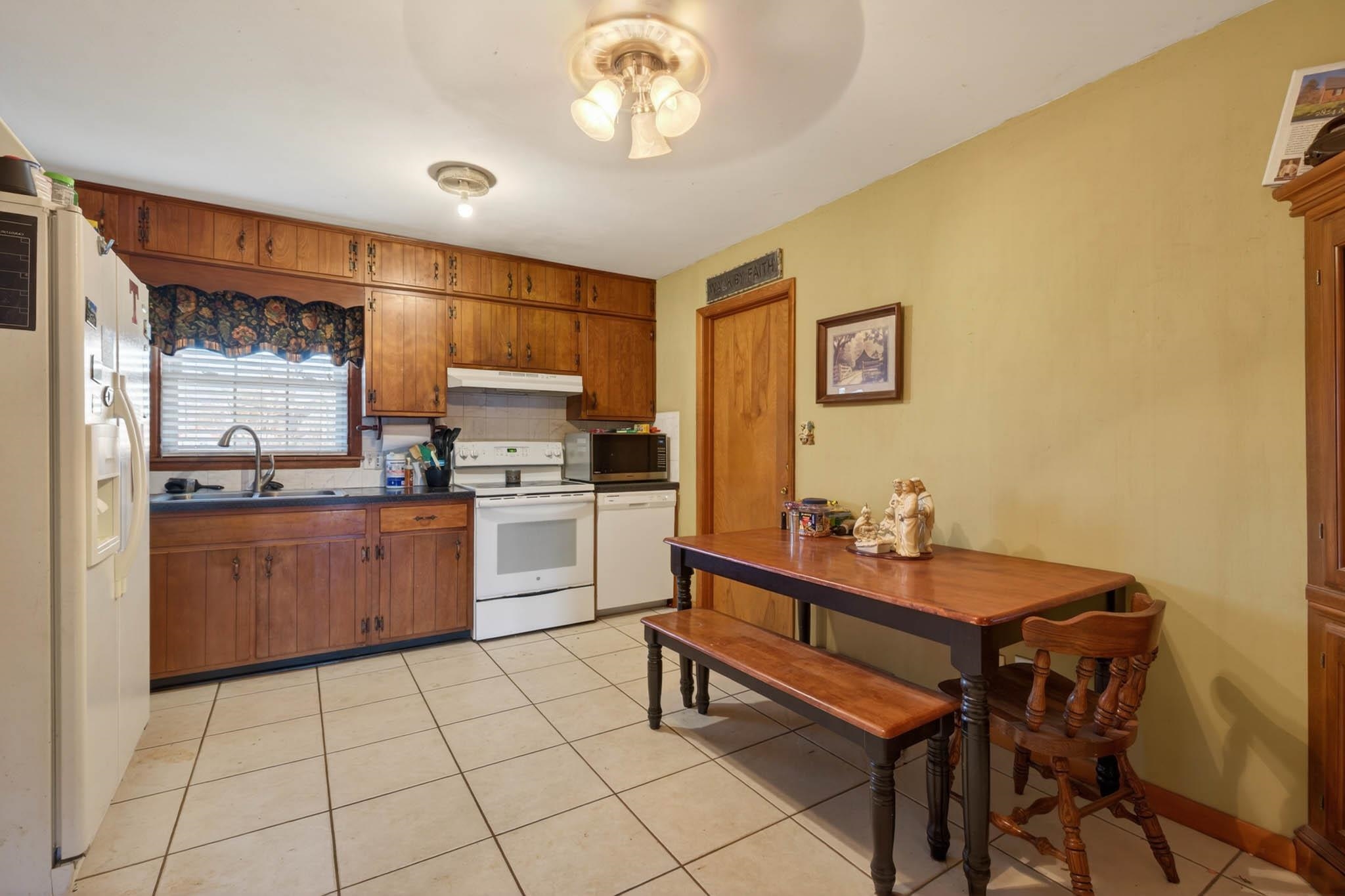 2824 Aldersgate, Owensboro, Kentucky 42303, 4 Bedrooms Bedrooms, ,2 BathroomsBathrooms,Single Family Residence,For Sale,Aldersgate,93833