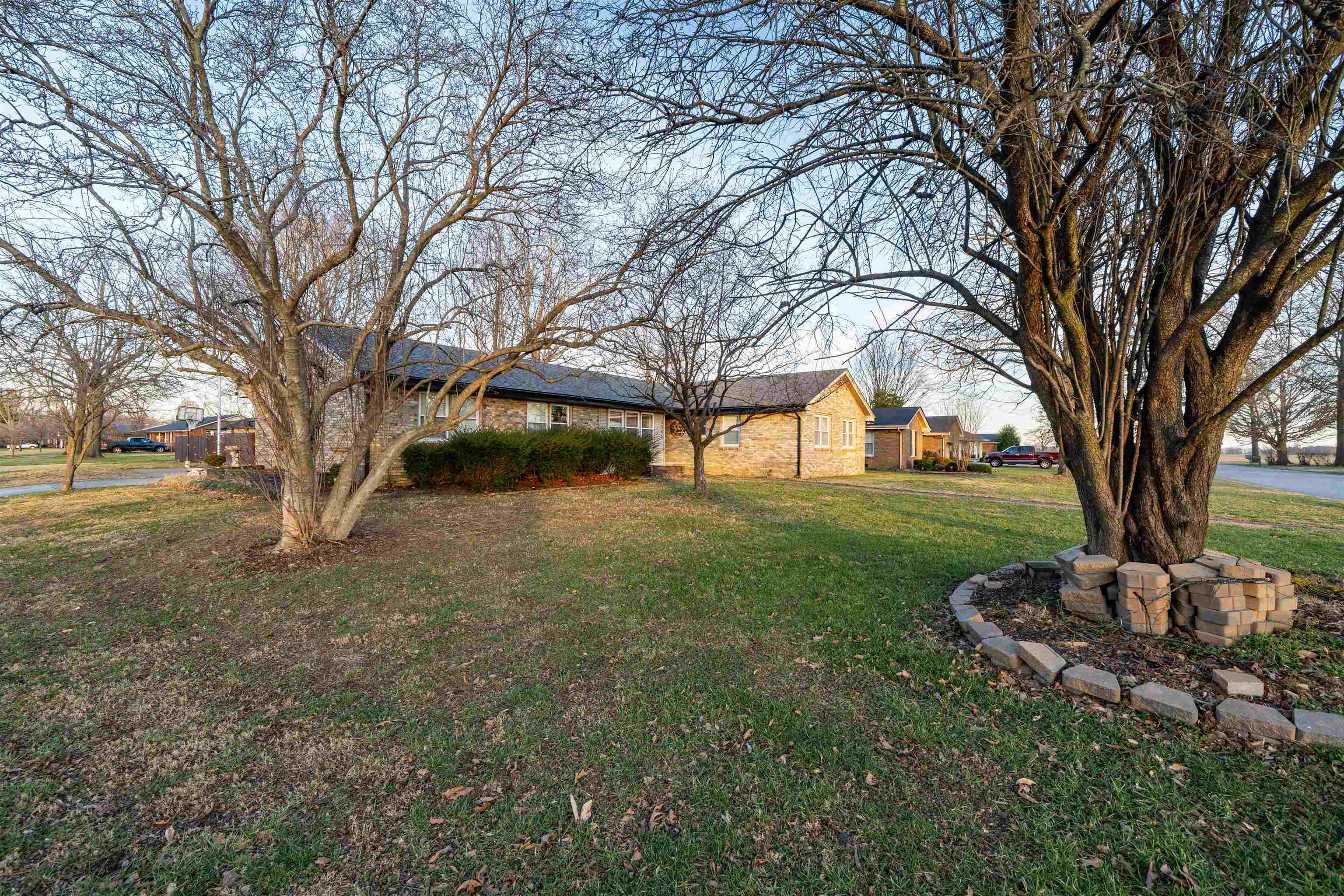 2541 Woodland Dr, Owensboro, Kentucky 42301, 3 Bedrooms Bedrooms, ,3 BathroomsBathrooms,Single Family Residence,For Sale,Woodland Dr,93864