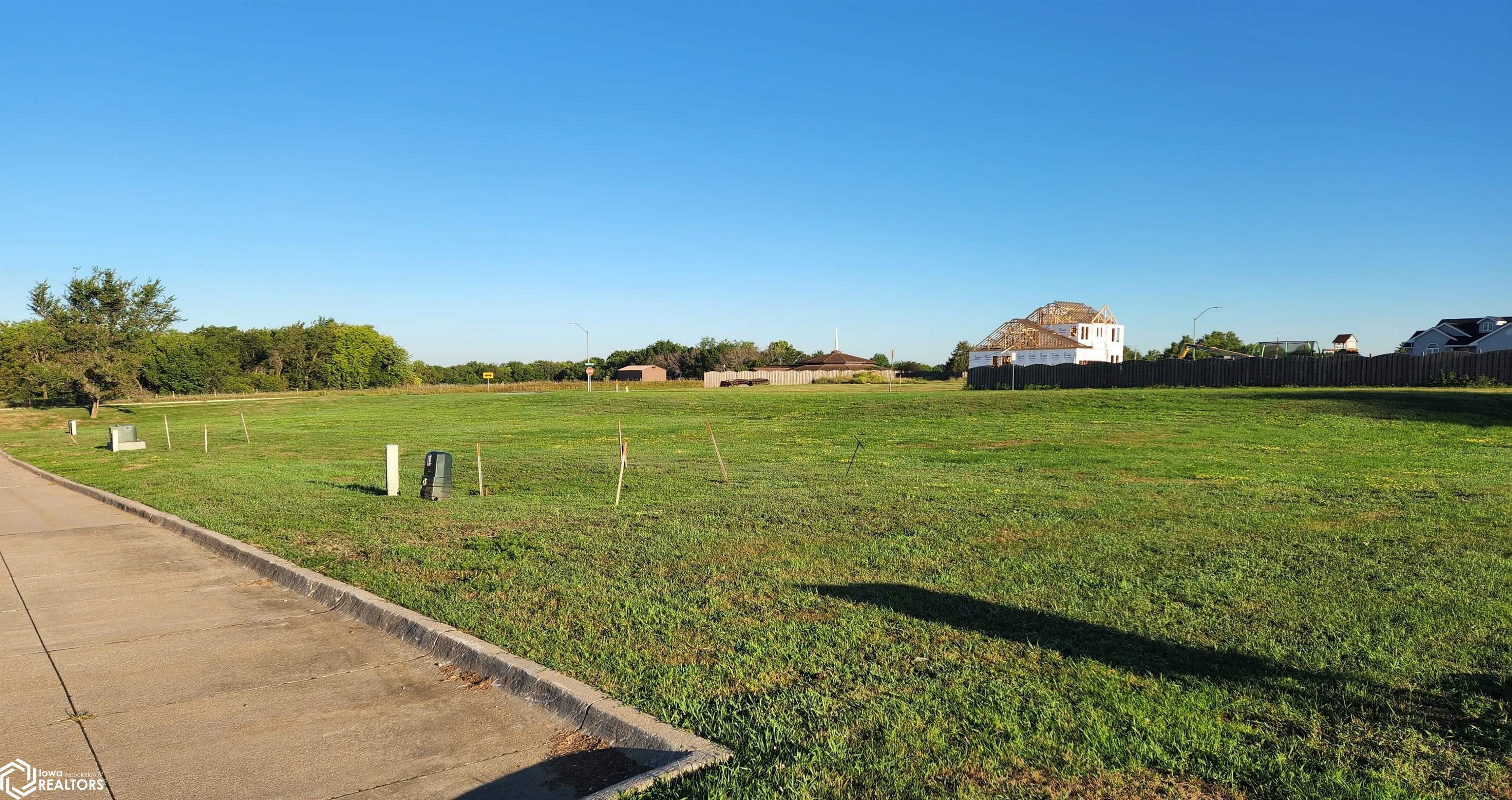 UNIT 15 Mckay Drive, Knoxville, Iowa image 2