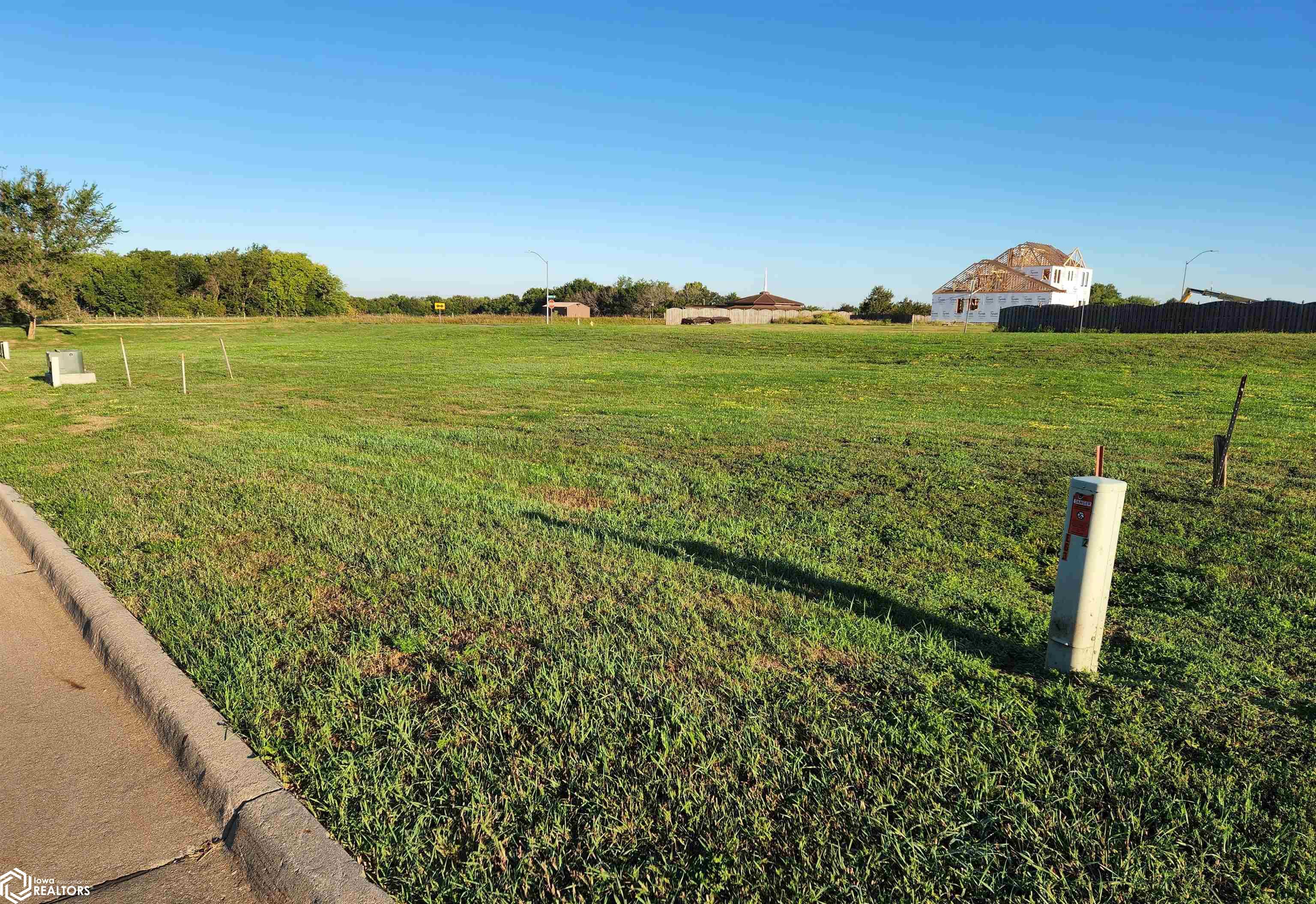 UNIT 16 Mckay Drive, Knoxville, Iowa image 3