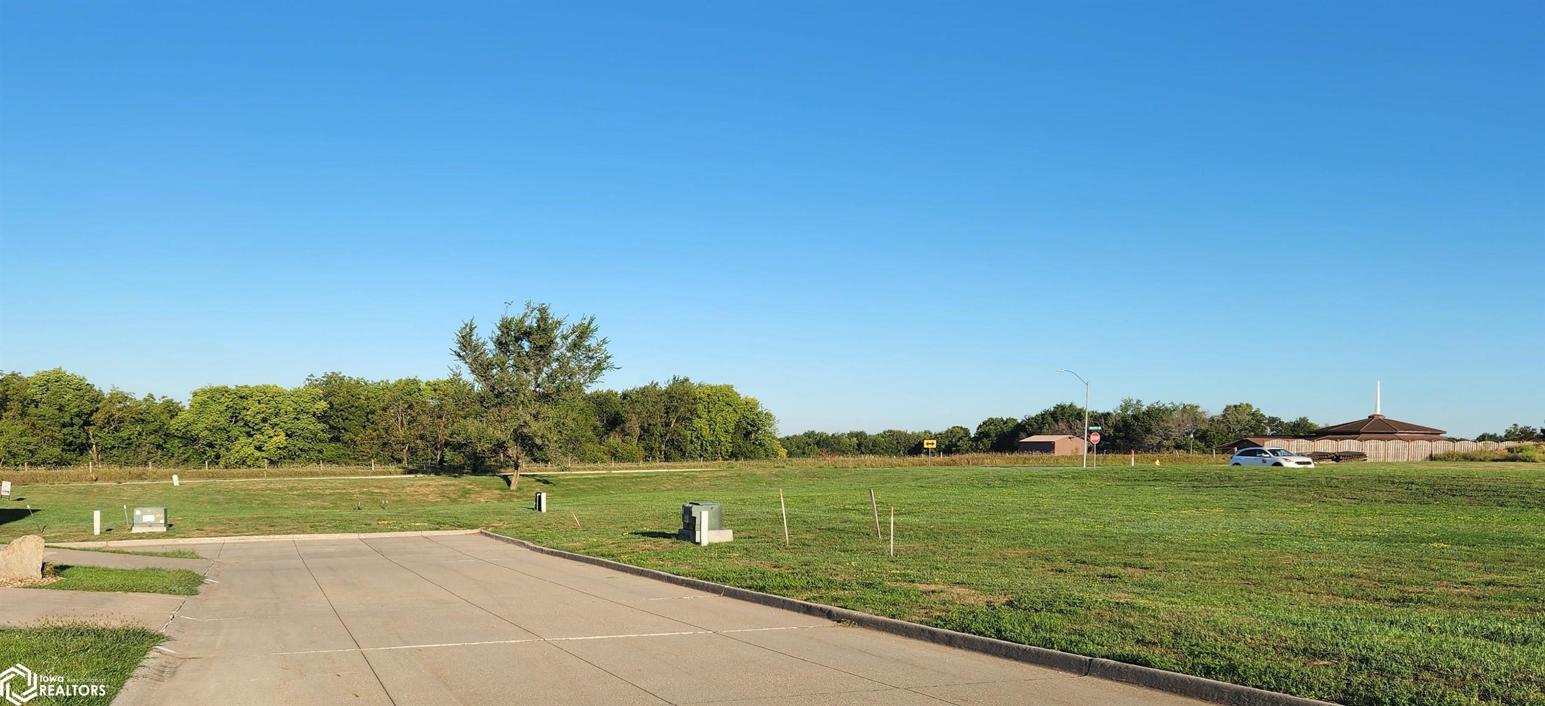 UNIT 16 Mckay Drive, Knoxville, Iowa image 4