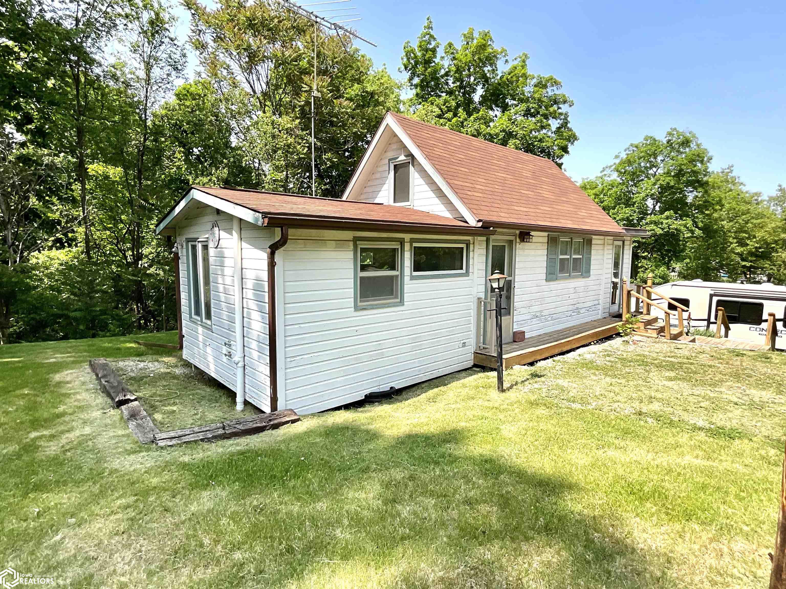 1164 1165 GRANT AVENUE, BROOKLYN, IA 52211 Holiday Realty Inc.