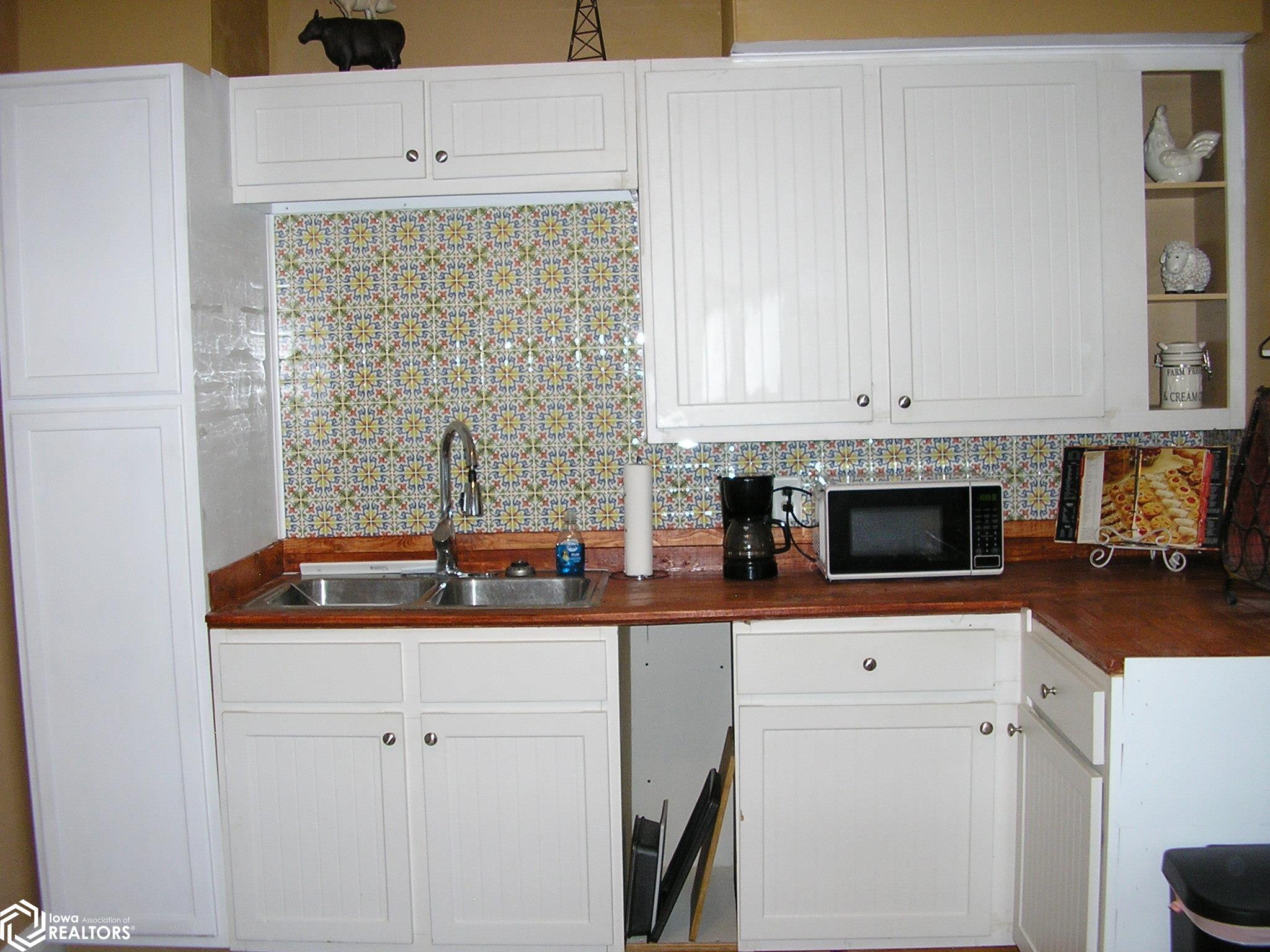 Newly Remodeled kitchen with many new cupboards.