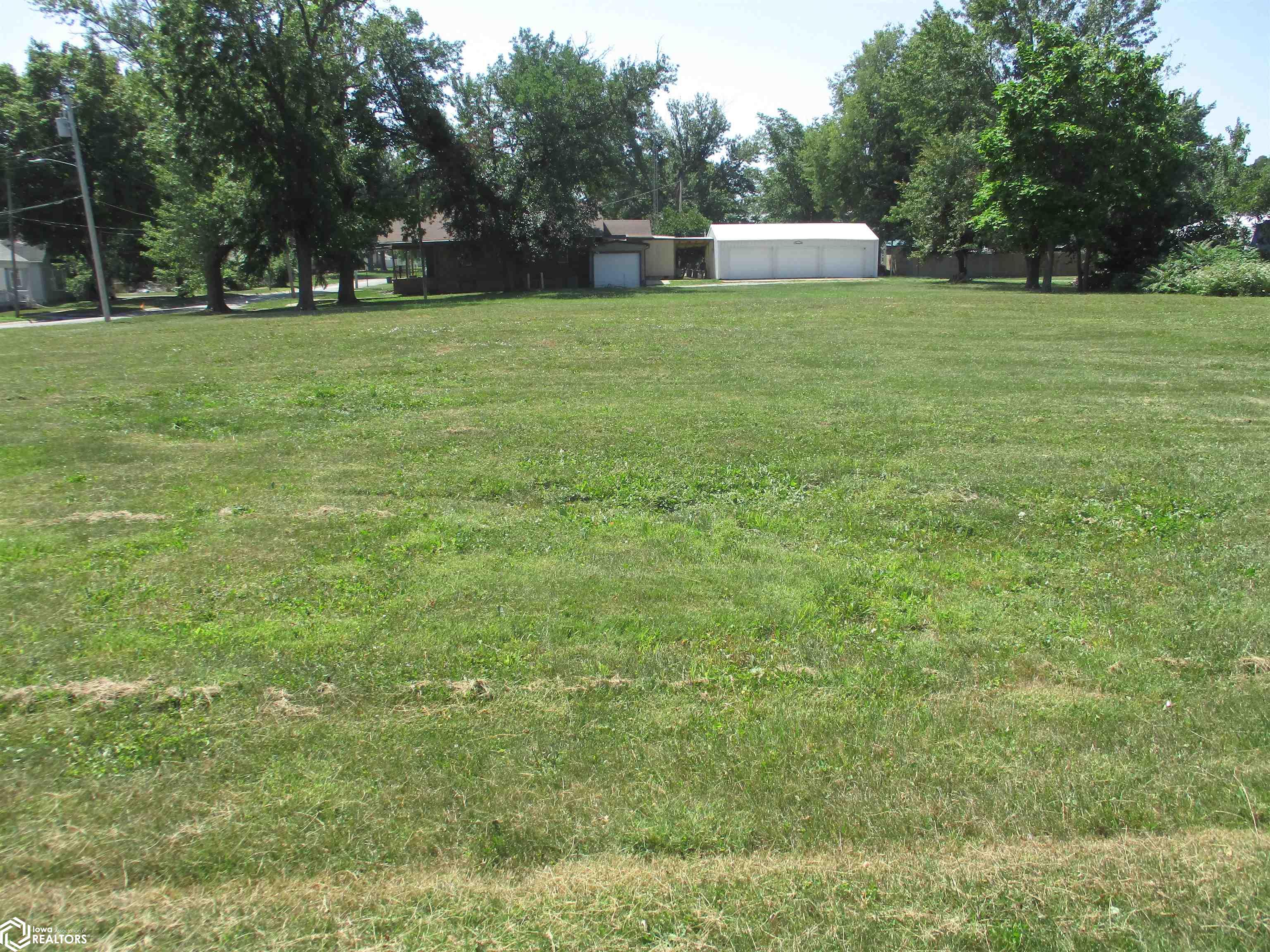 526 N 8th St, Centerville, Iowa image 2
