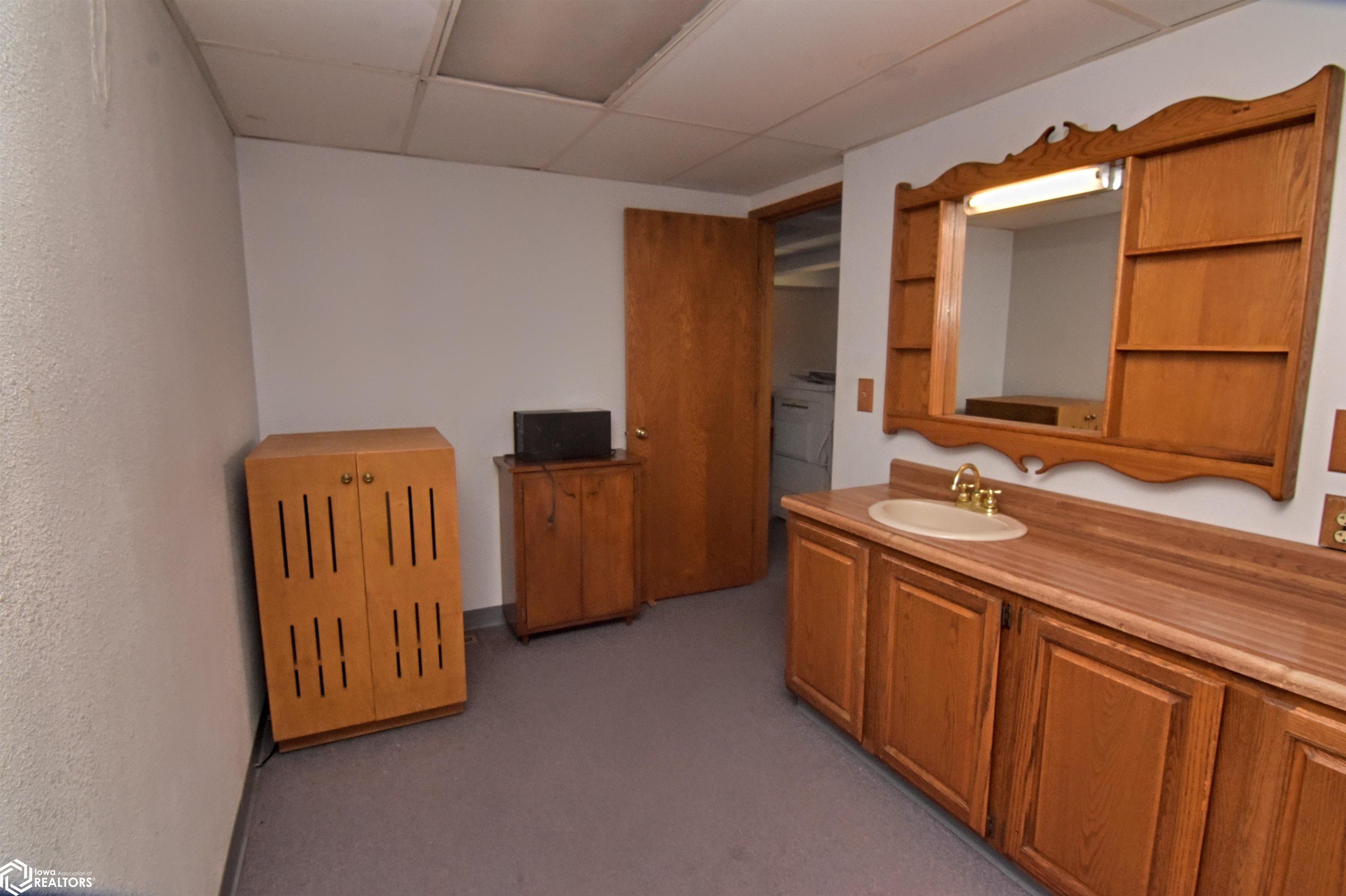 911 Center, Marshalltown, Iowa 50158, 3 Bedrooms Bedrooms, ,2 BathroomsBathrooms,Single Family,For Sale,Center,6311624