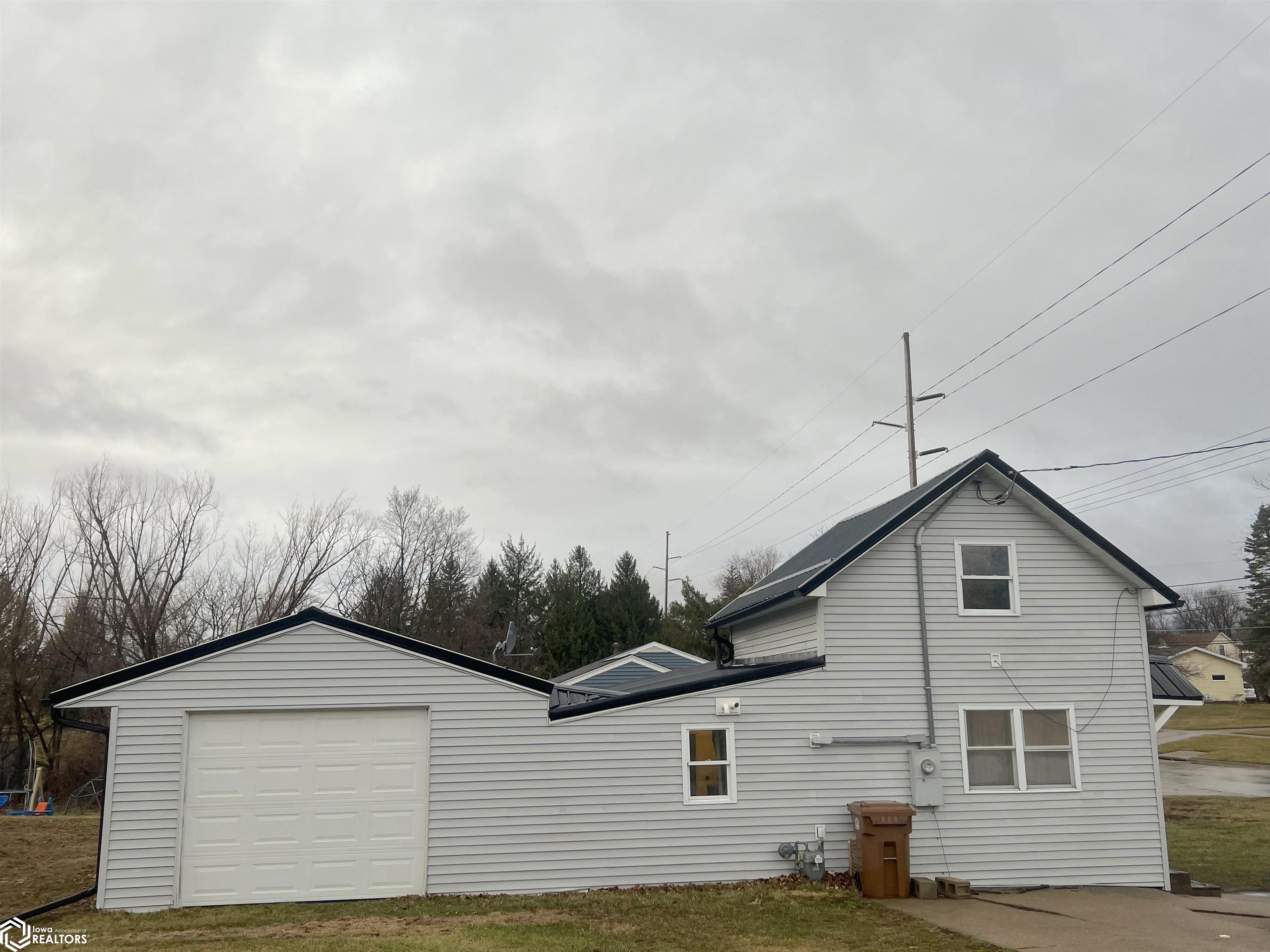 324 1st, Grinnell, Iowa 50112, 3 Bedrooms Bedrooms, ,1 BathroomBathrooms,Single Family,For Sale,1st,6315171