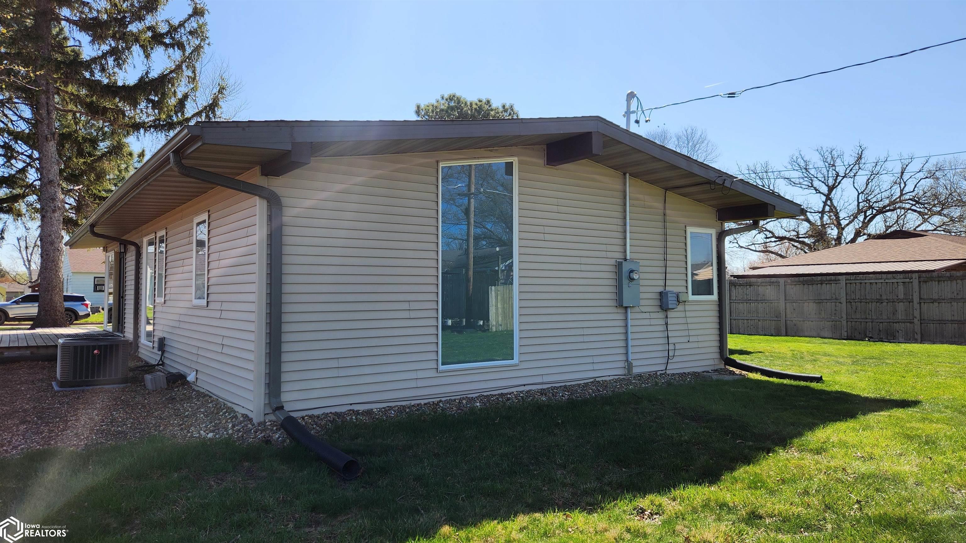 507 15th, Newton, Iowa 50208, 3 Bedrooms Bedrooms, ,1 BathroomBathrooms,Single Family,For Sale,15th,6316346