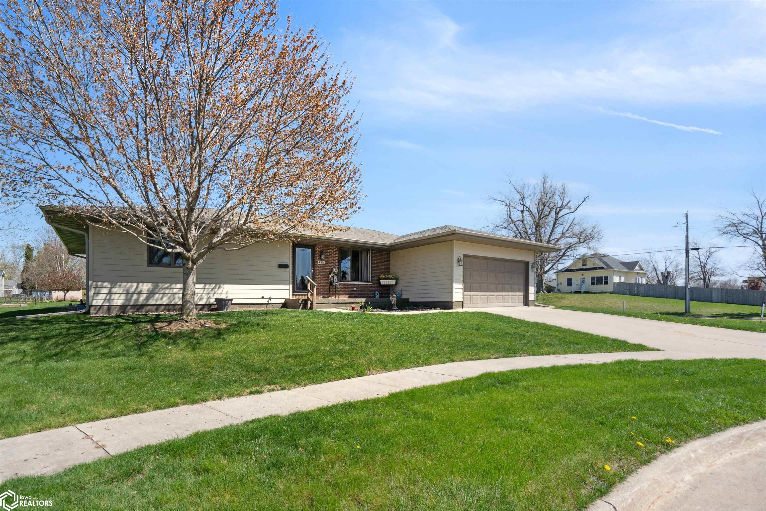 424 6th street Place, Newton, Iowa 50208, 3 Bedrooms Bedrooms, ,2 BathroomsBathrooms,Single Family,For Sale,6th street Place,6316347