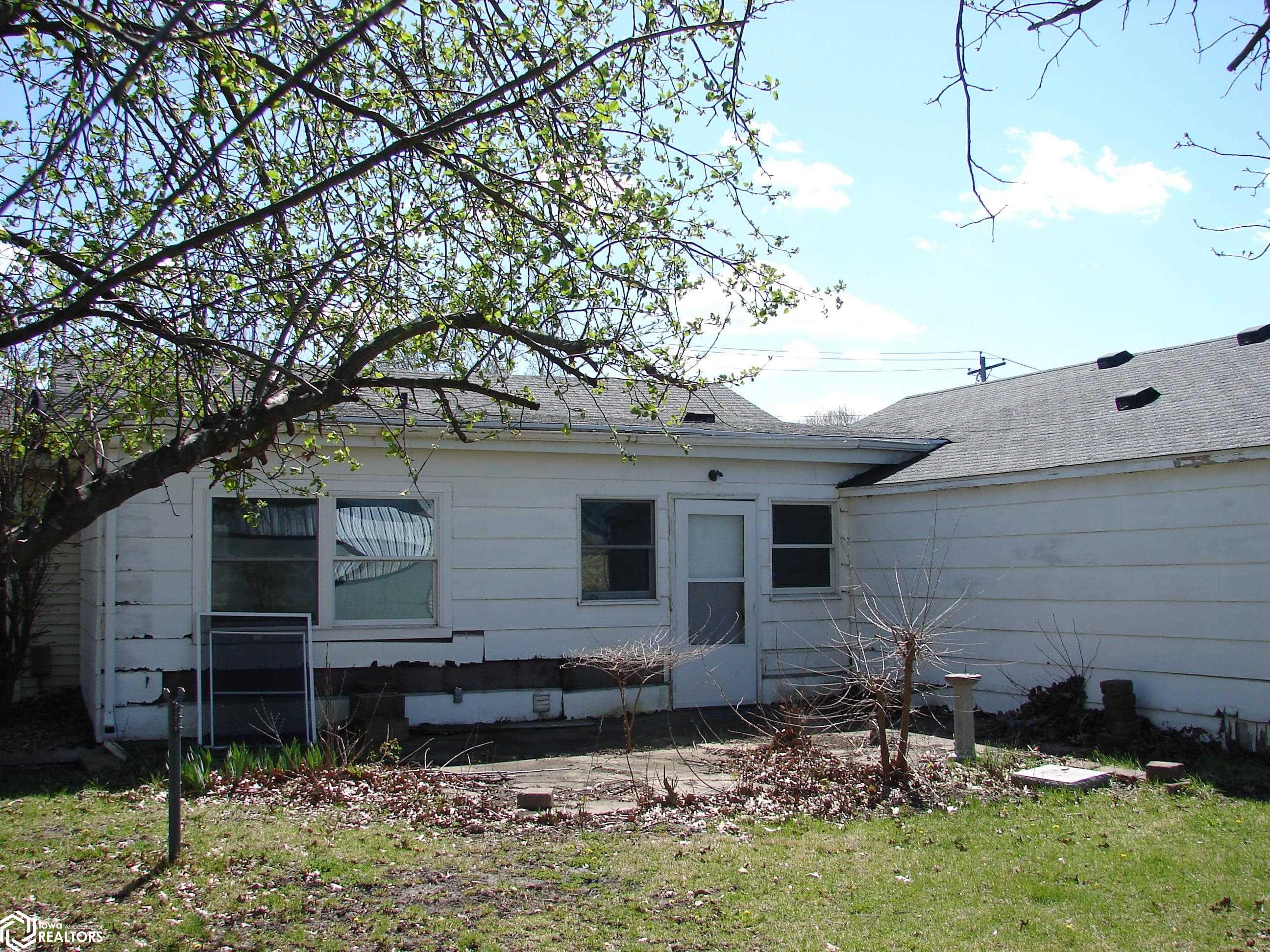 1105 Monroe St., Mount Pleasant, Iowa 52641, 3 Bedrooms Bedrooms, ,Single Family,For Sale,Monroe St.,6316391