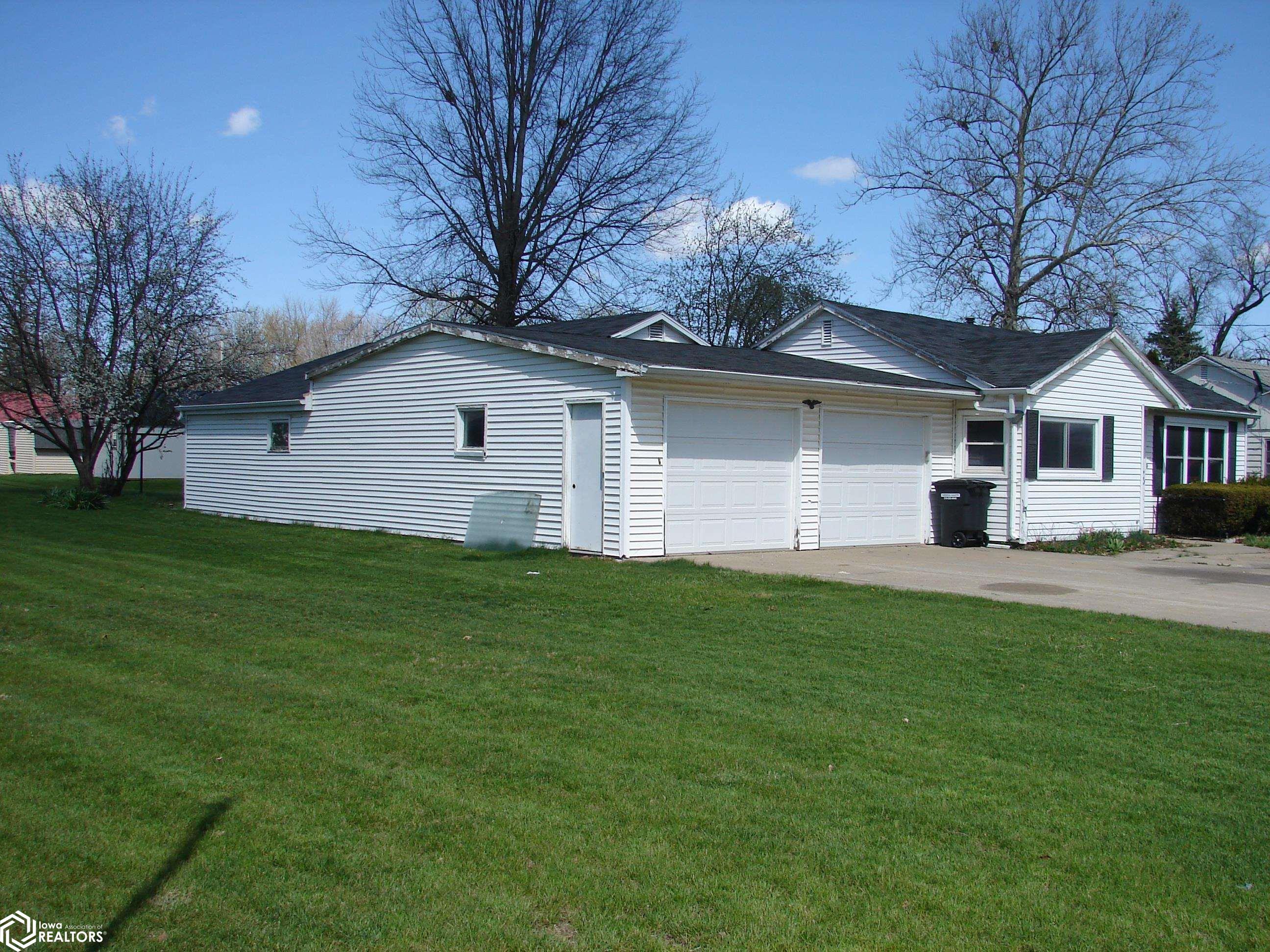 1105 Monroe St., Mount Pleasant, Iowa 52641, 3 Bedrooms Bedrooms, ,Single Family,For Sale,Monroe St.,6316391