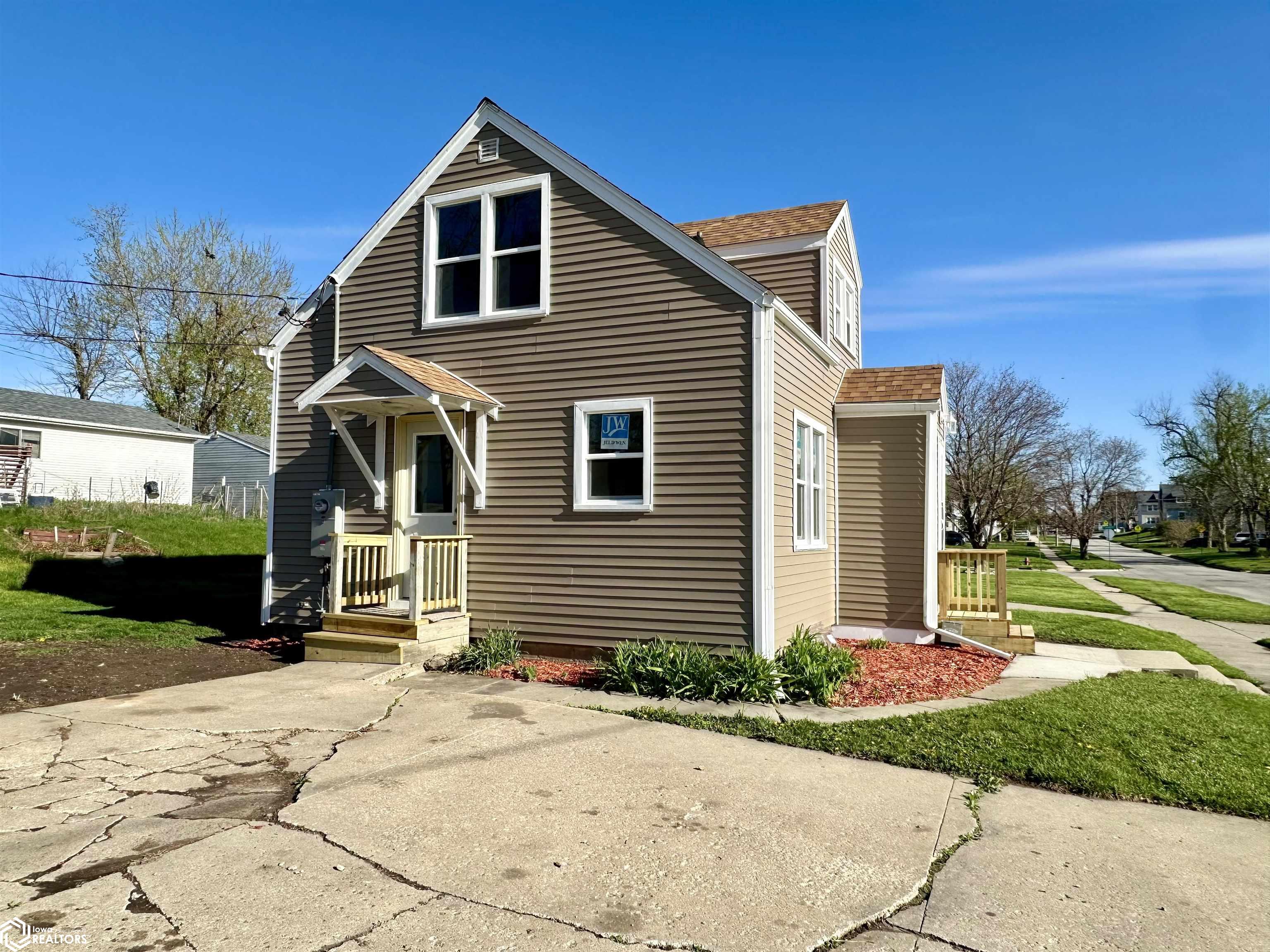 105 13th, Marshalltown, Iowa 50158, 2 Bedrooms Bedrooms, ,1 BathroomBathrooms,Single Family,For Sale,13th,6316543