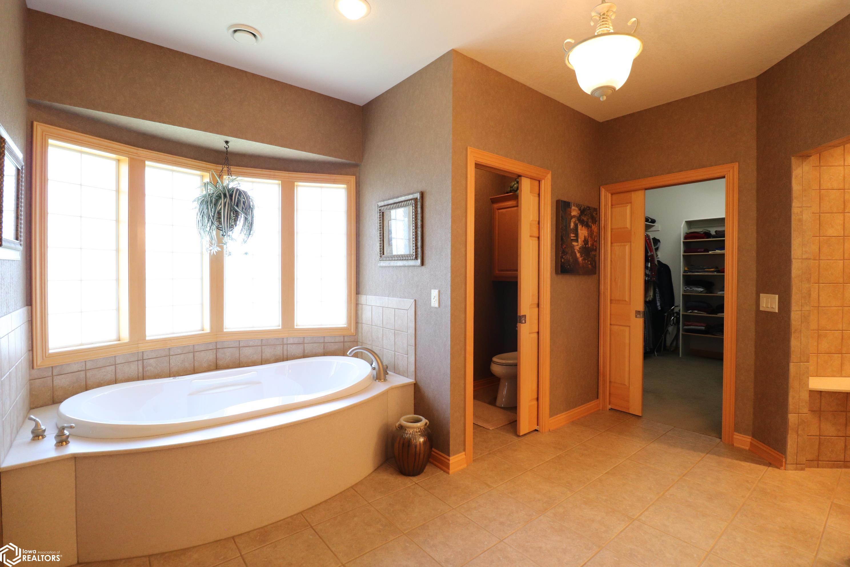 2504 Country Oaks Drive, Atlantic, Iowa image 38