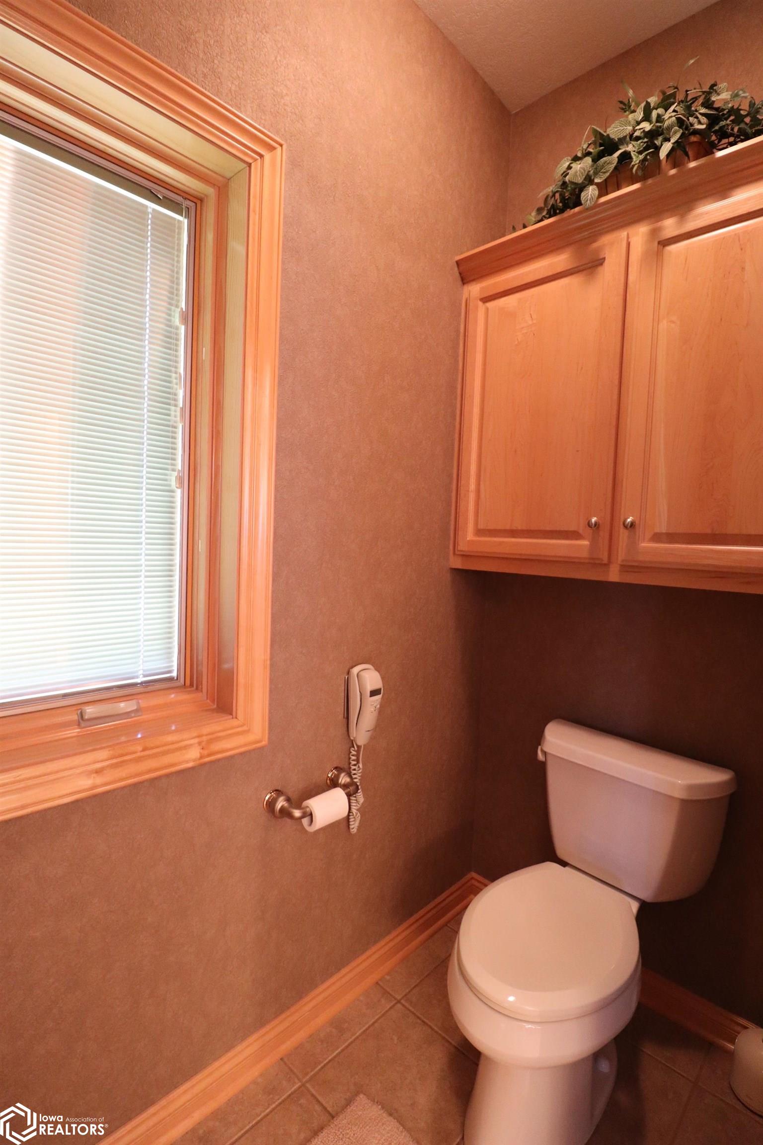 2504 Country Oaks Drive, Atlantic, Iowa image 40