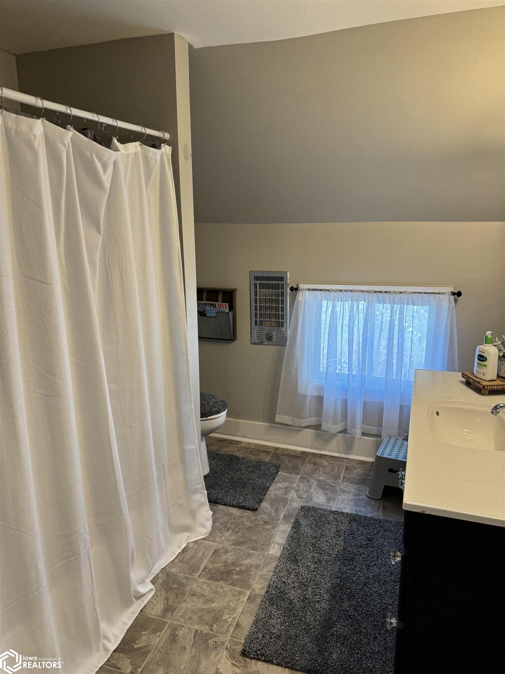 235 E Center Street, Truro, Iowa 50257, 3 Bedrooms Bedrooms, ,2 BathroomsBathrooms,Single Family,For Sale,Center,6317394