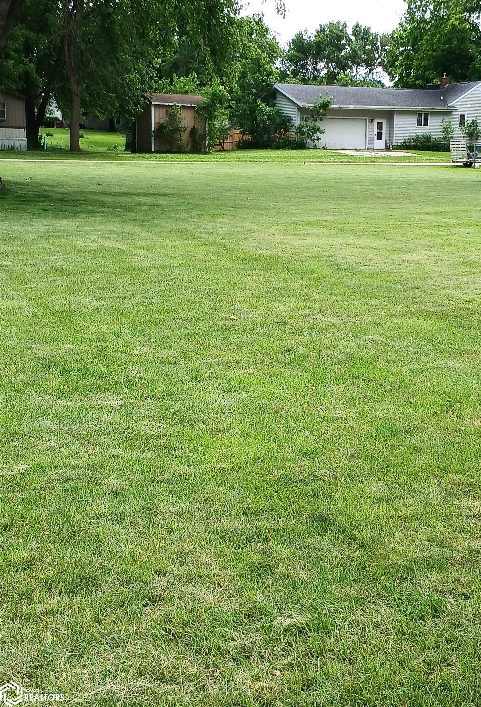 Extra Lot with this property!
