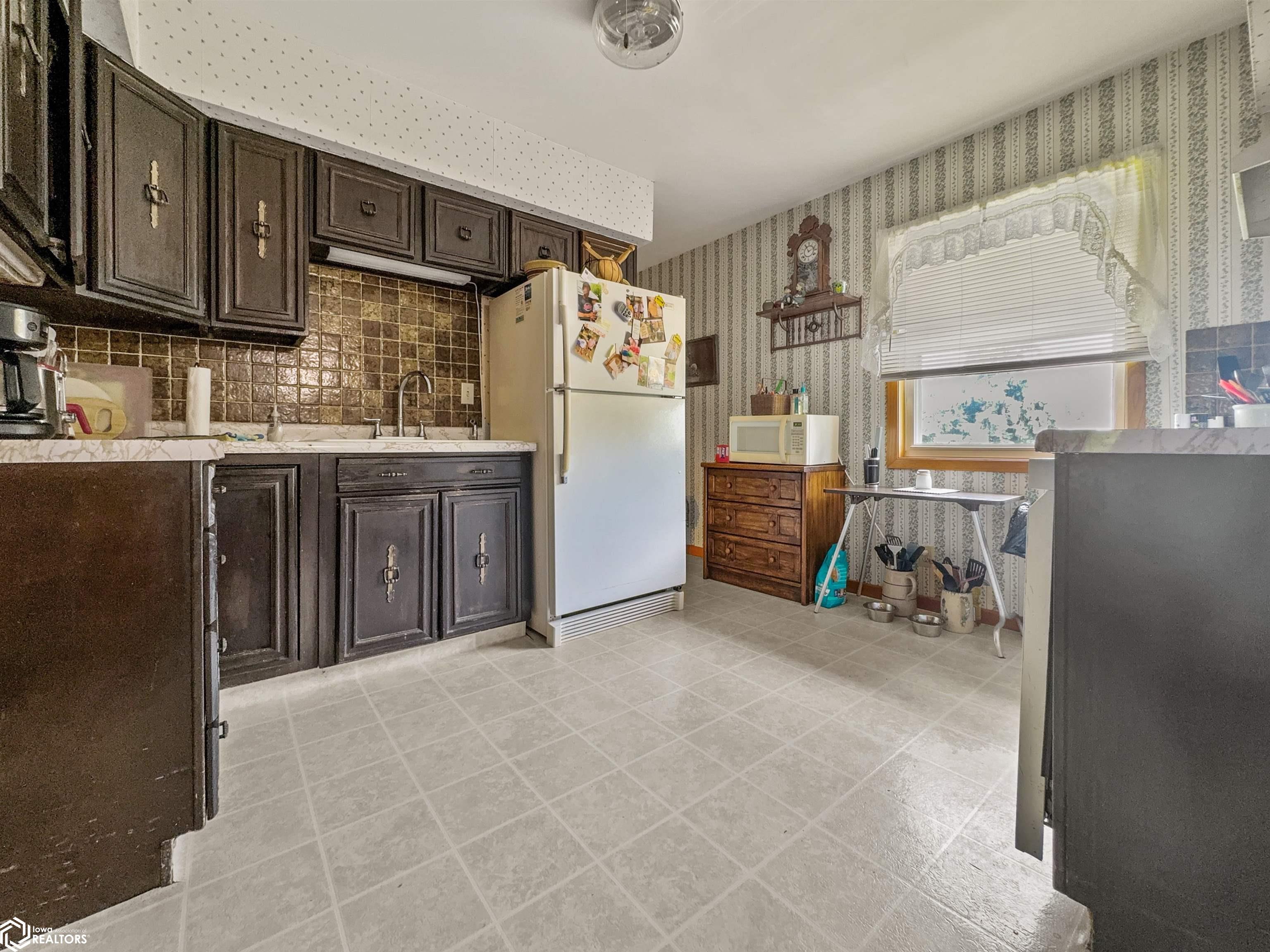 410 10th Street, Hampton, Iowa image 6