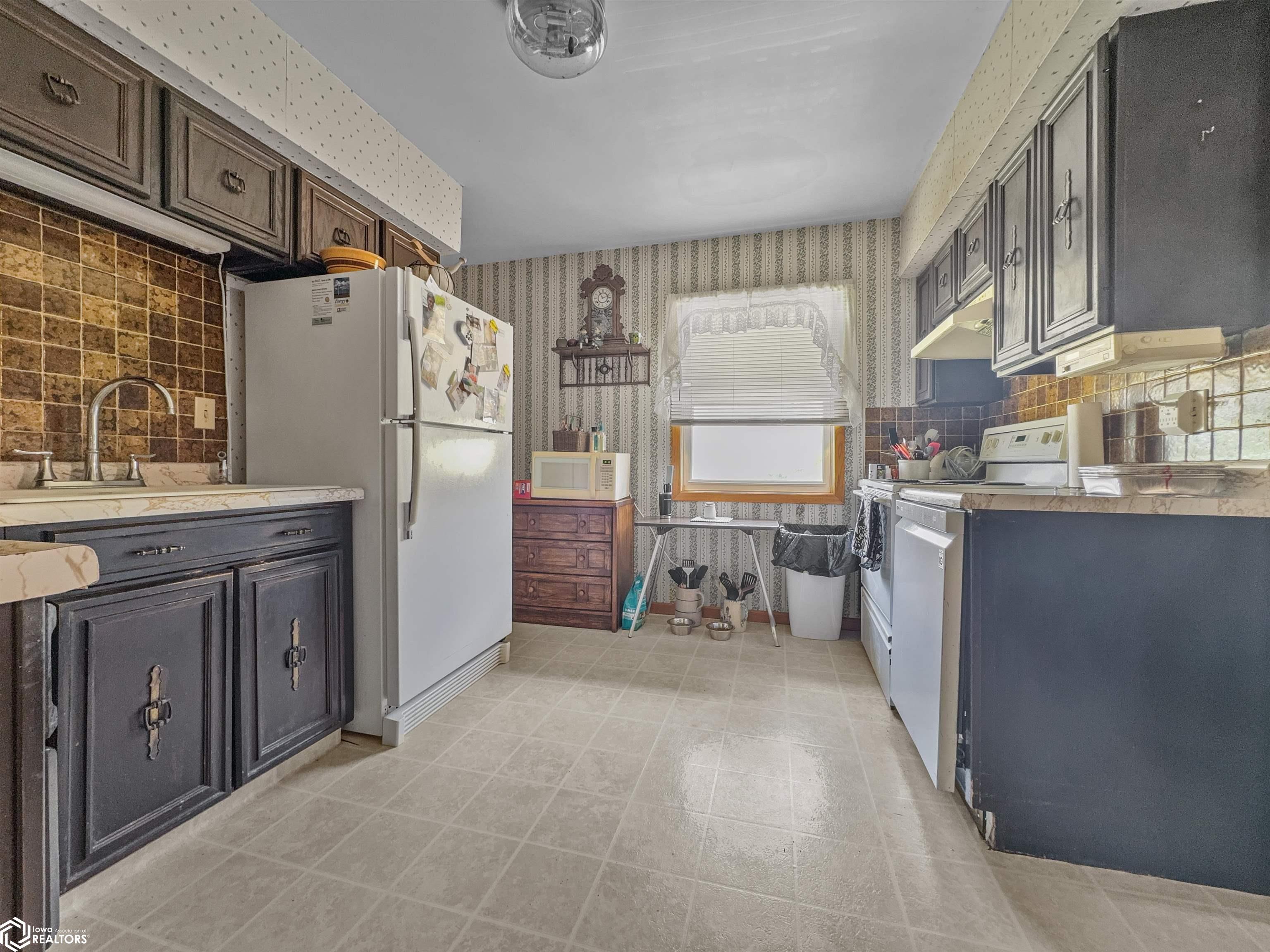410 10th Street, Hampton, Iowa image 9