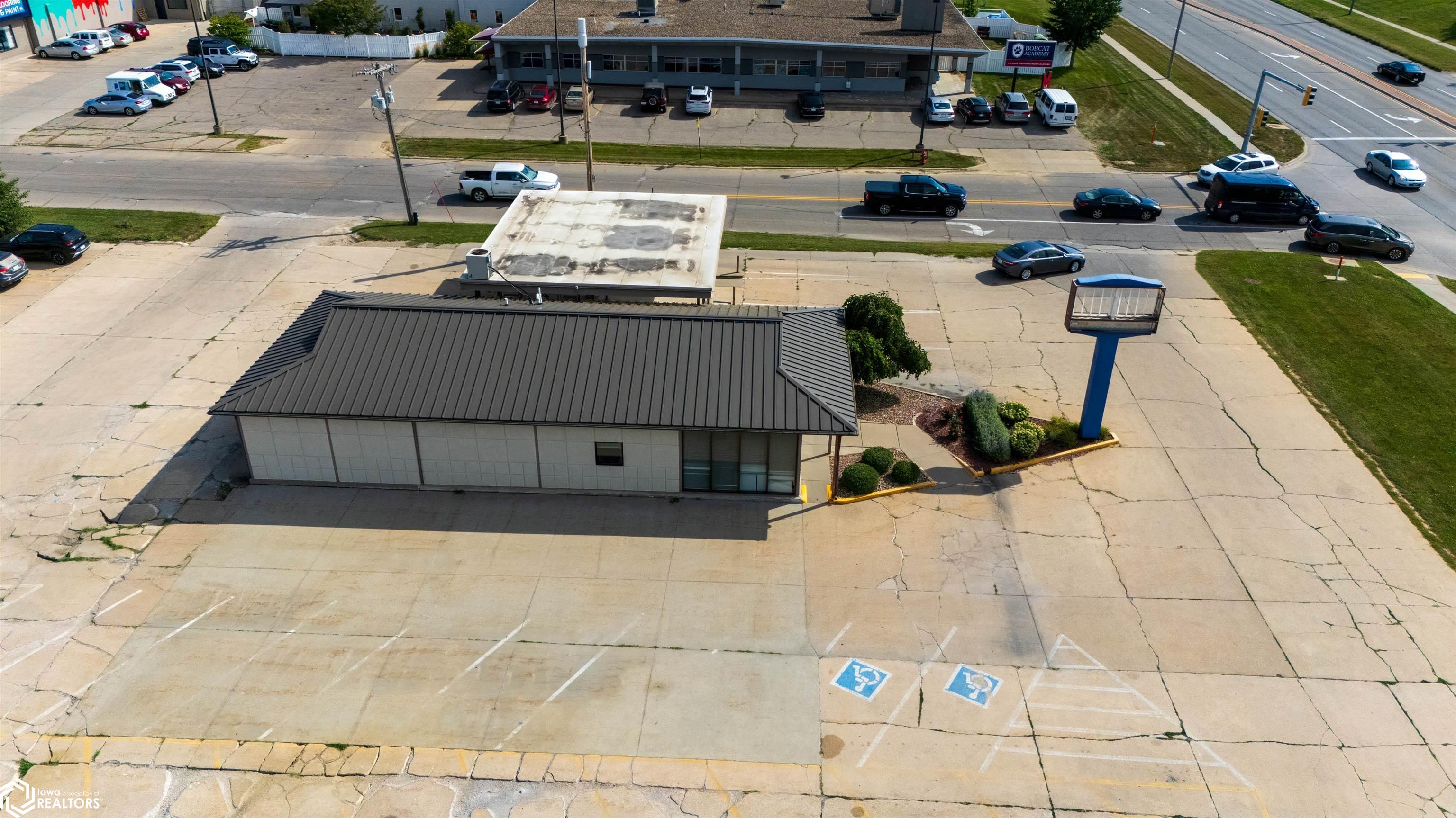 1724 Center, Marshalltown, Iowa 50158, ,Commercial (5+ Units),For Sale,Center,6320733