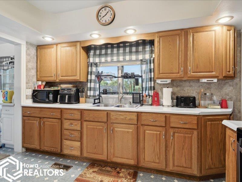 1309 N 8th Street, Burlington, Iowa image 6