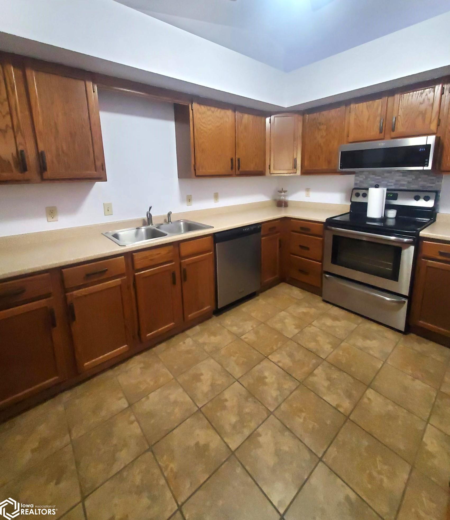 1214 Settlers Lane, Denison, Iowa image 3