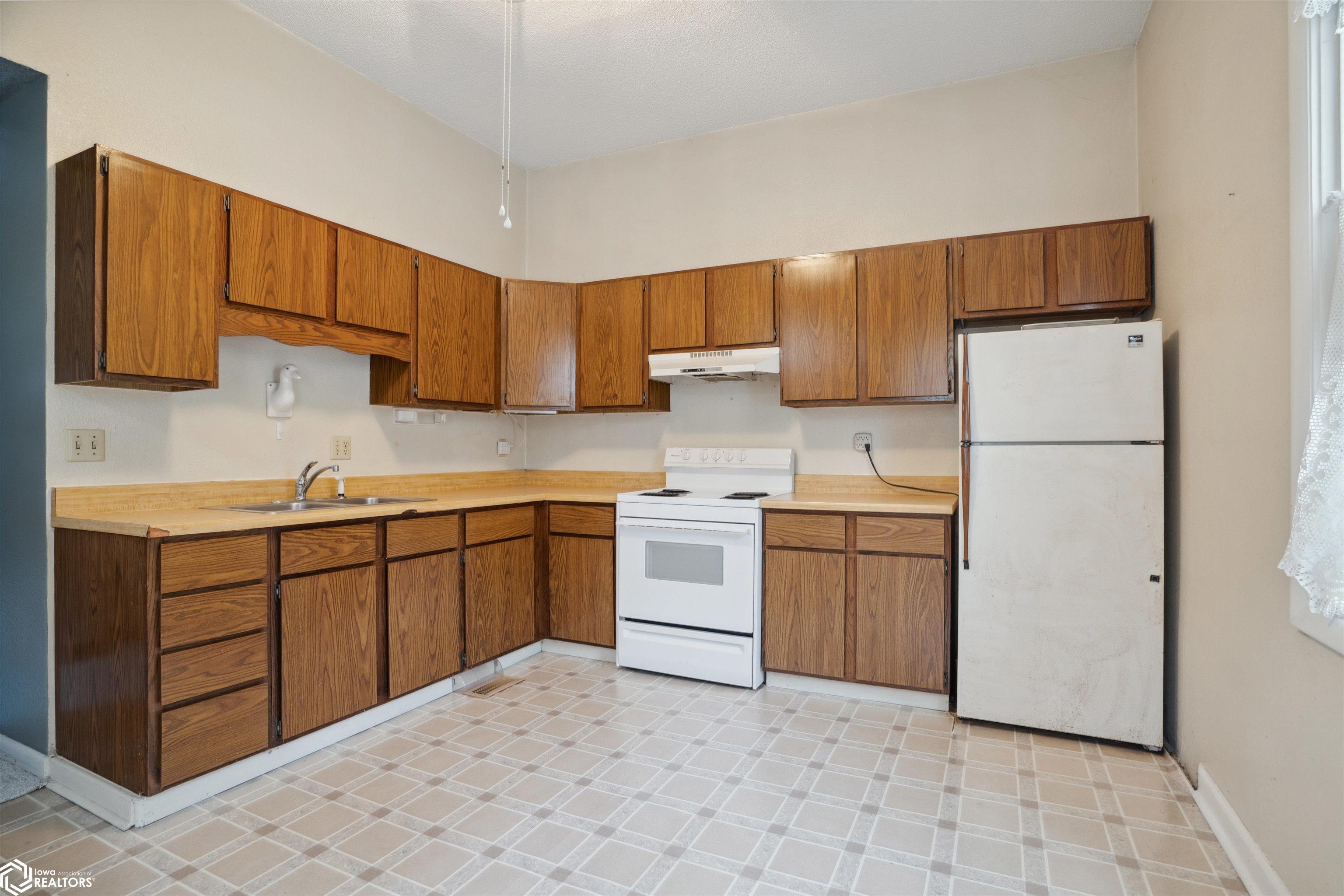232 S 8th Street, Burlington, Iowa image 33