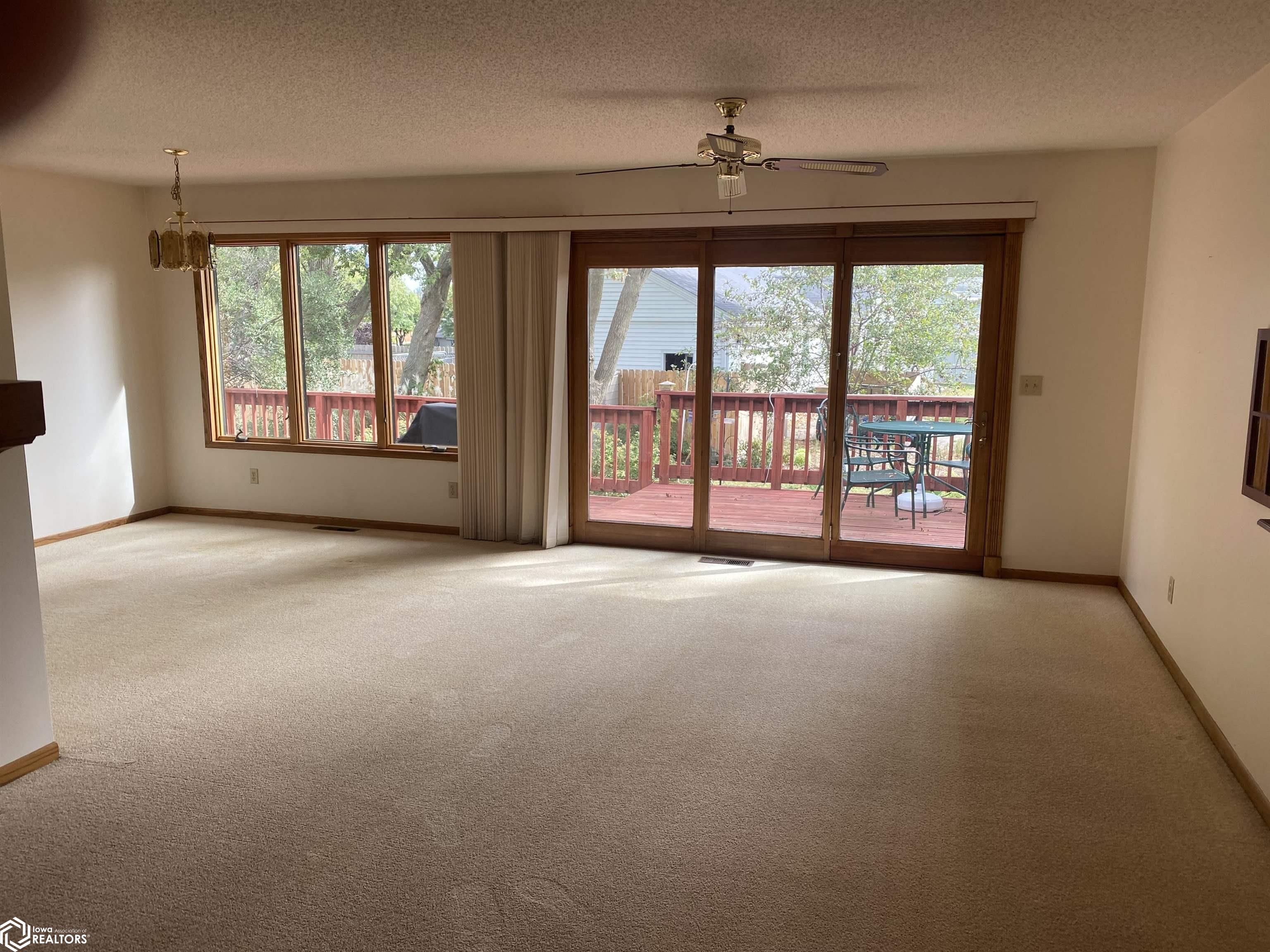 1053 Knollwood Lane, Mason City, Iowa image 2