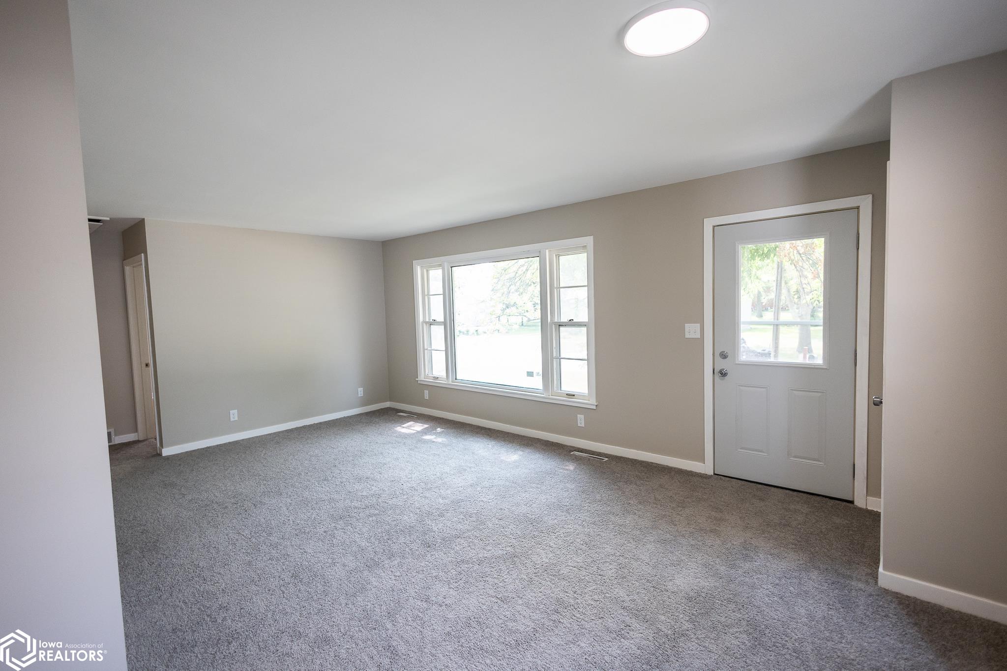 515 Pauls Drive, Klemme, Iowa image 2