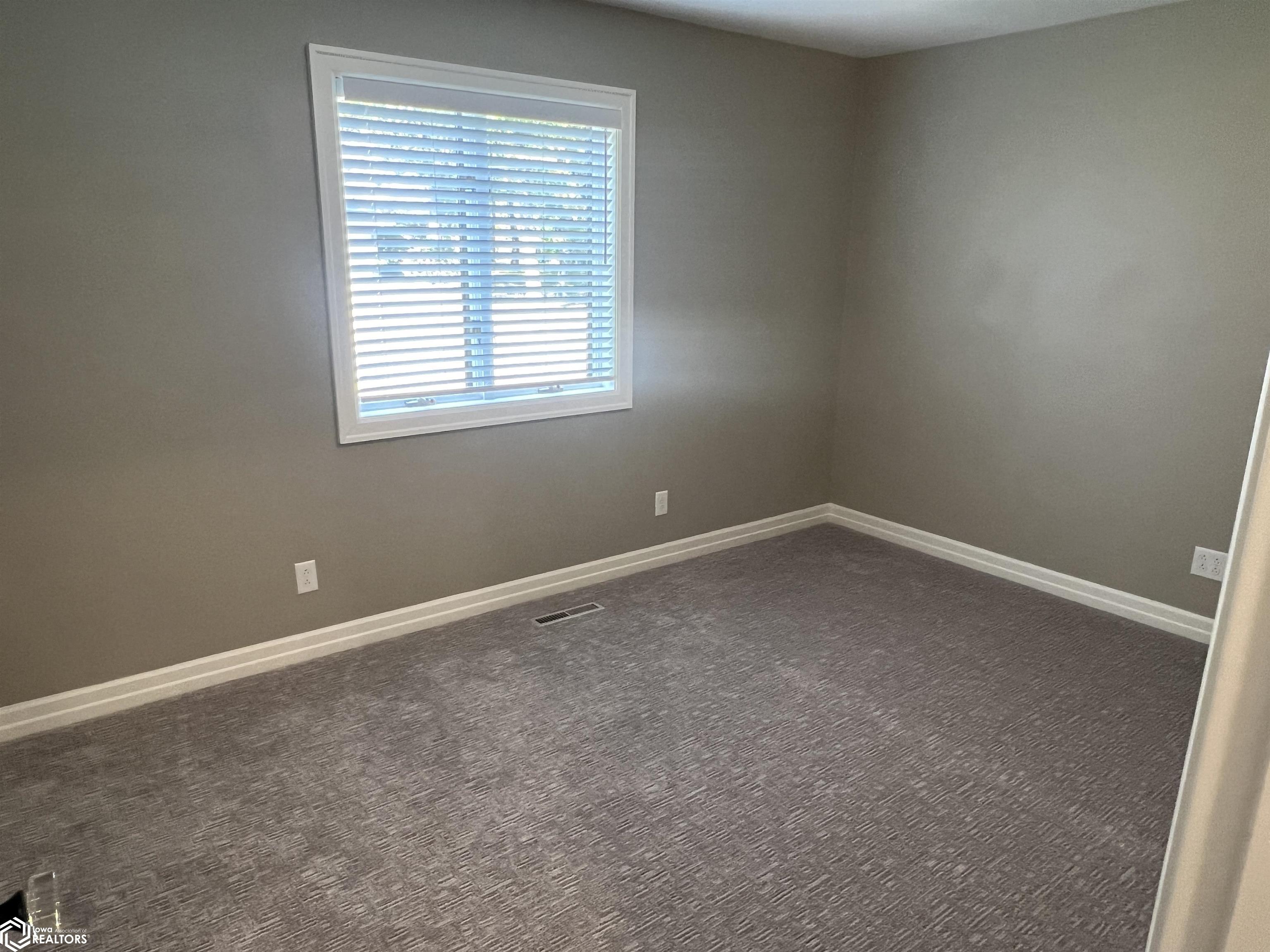 400 Heatherwood Circle, Fairfield, Iowa image 37