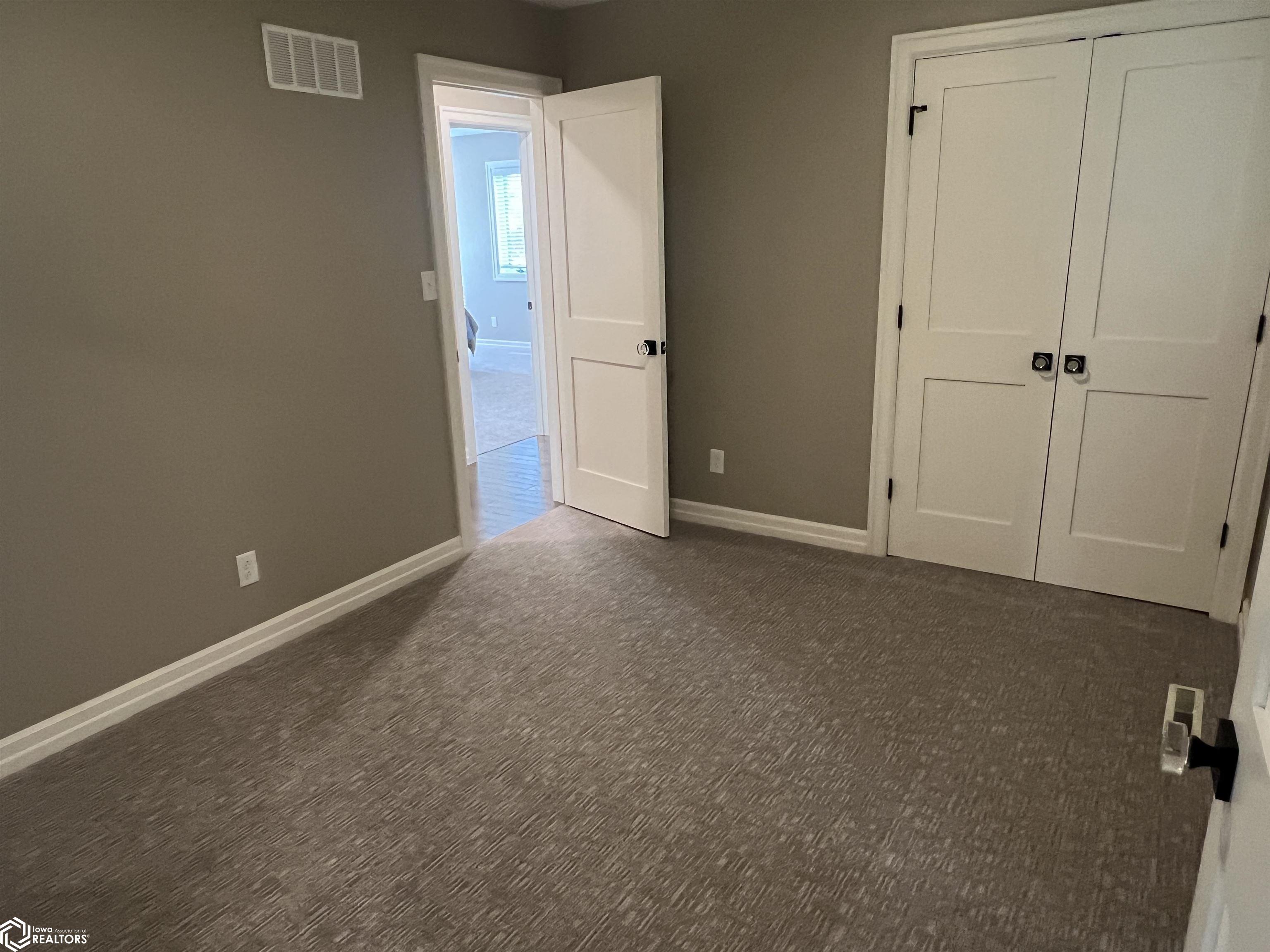 400 Heatherwood Circle, Fairfield, Iowa image 40