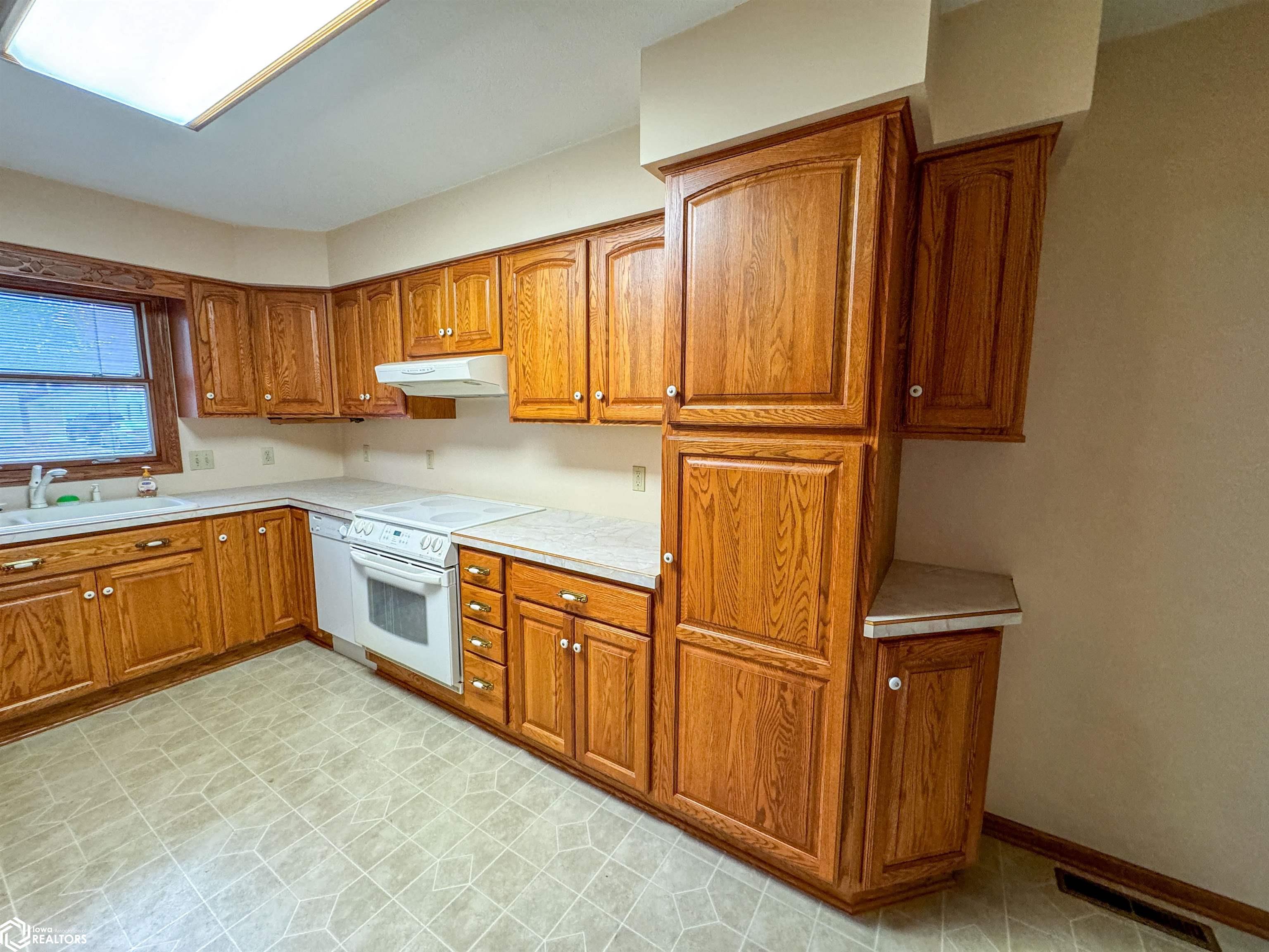 1009 1st Street, Hampton, Iowa image 2