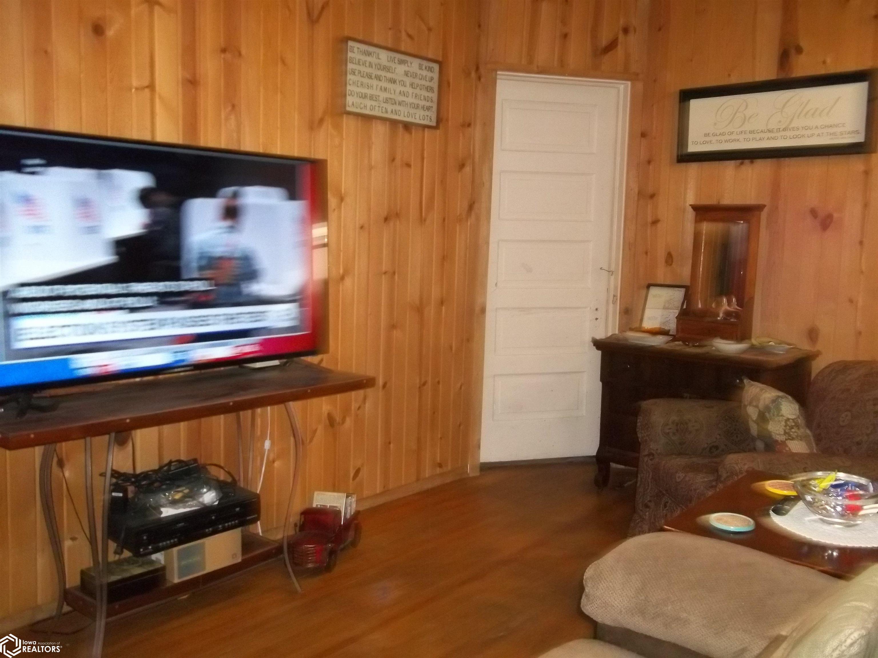 living area - hardwood floor