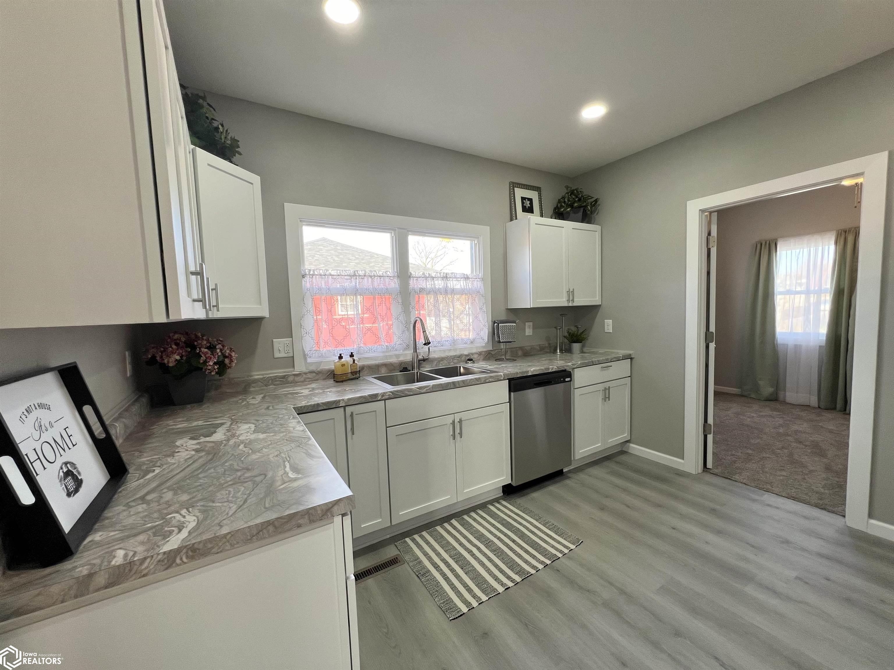 216 E 12th Street, Newton, Iowa image 9