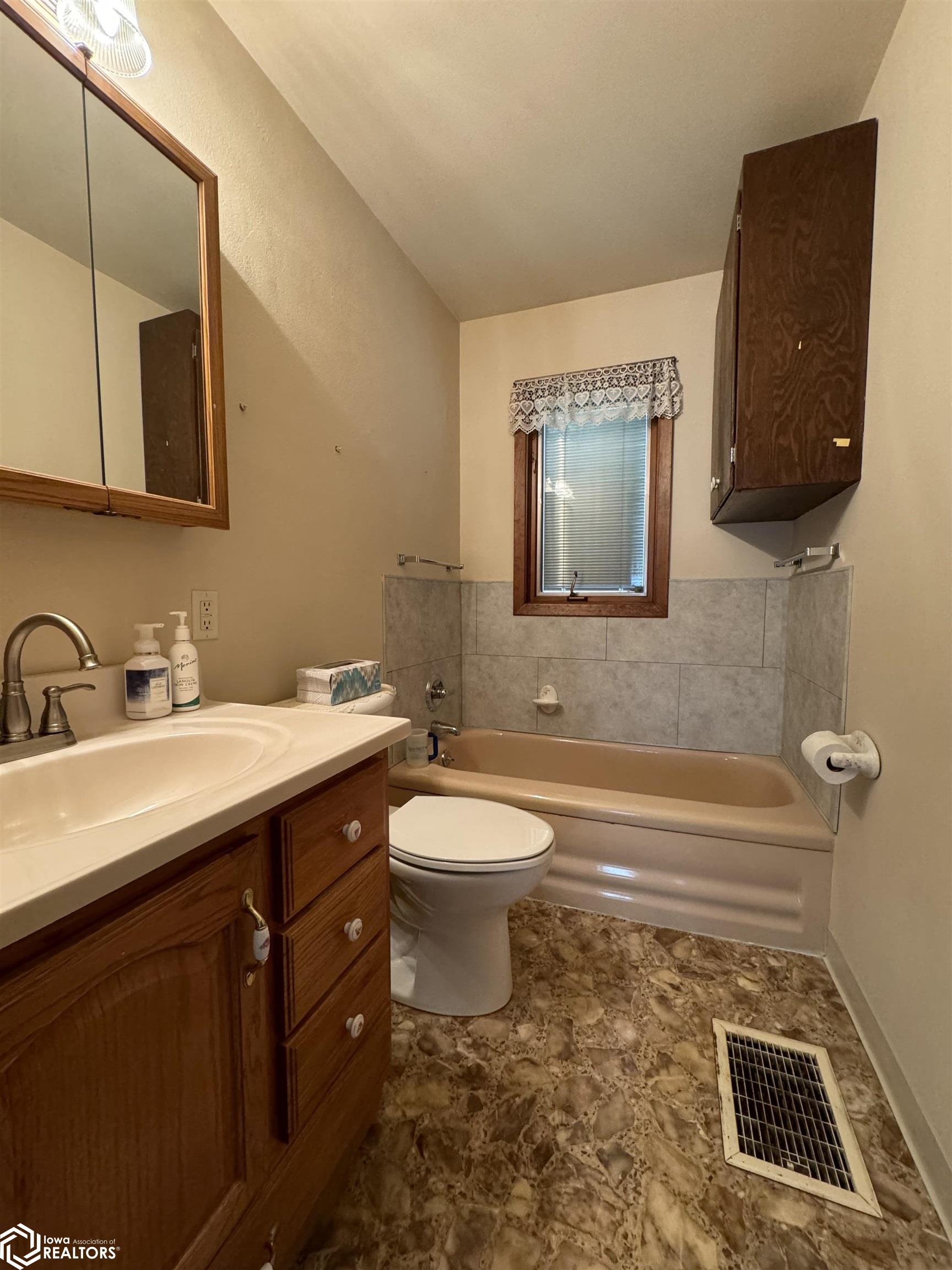 417 W Curve Drive, Webster City, Iowa image 7