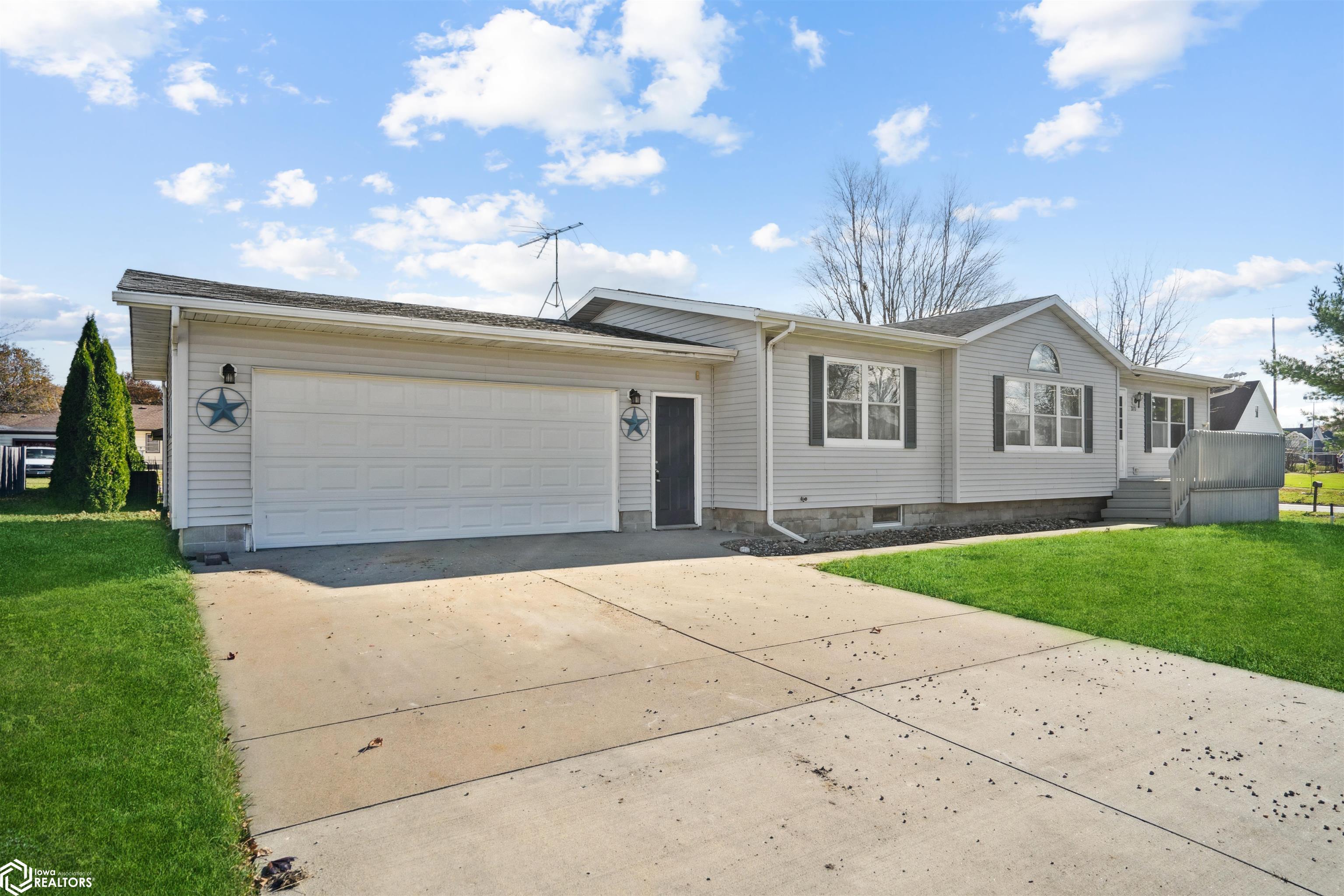 310 Lincoln Street, Dysart, Iowa image 3