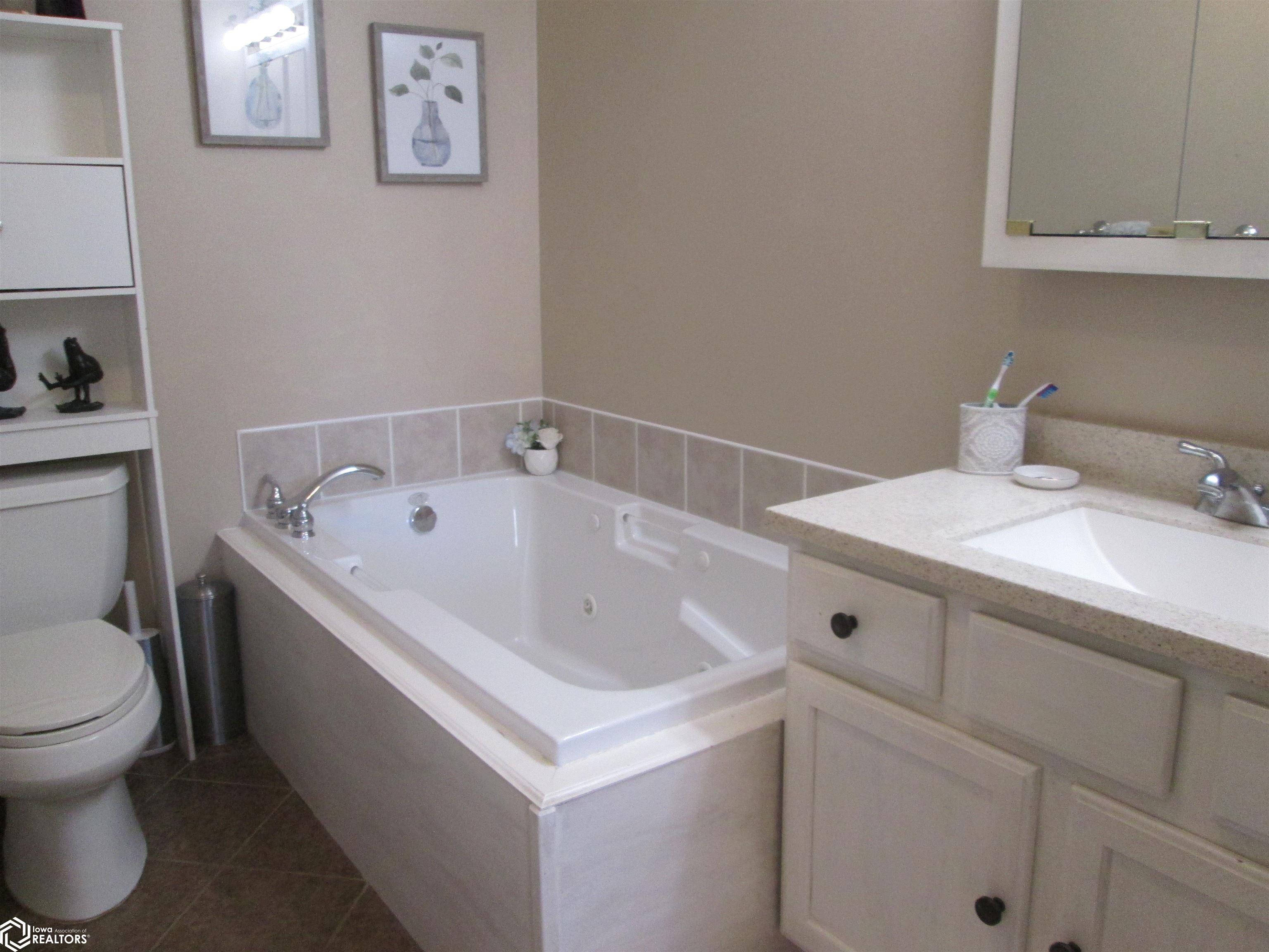 1427 Lynnwood, Burlington, Iowa image 17