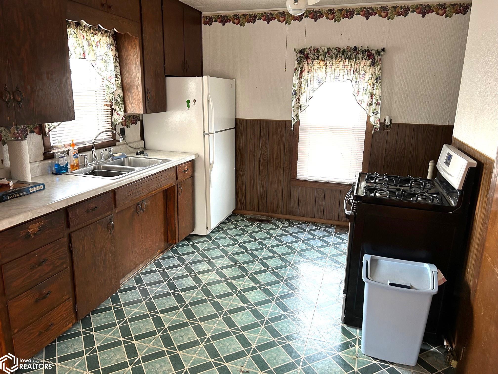 405 E Hoffman Street, Graettinger, Iowa image 2