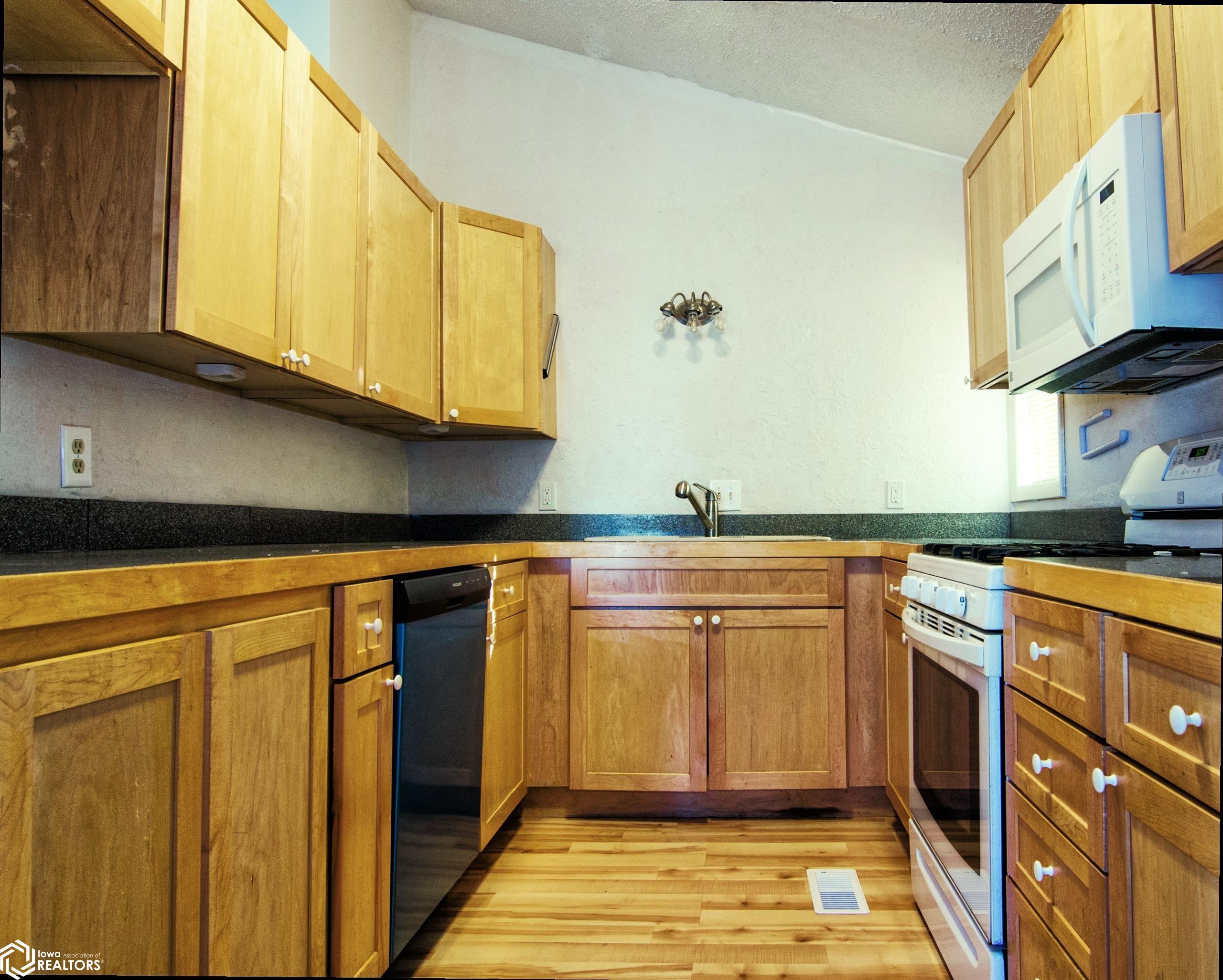 1009 Southview Drive, Fairfield, Iowa image 12