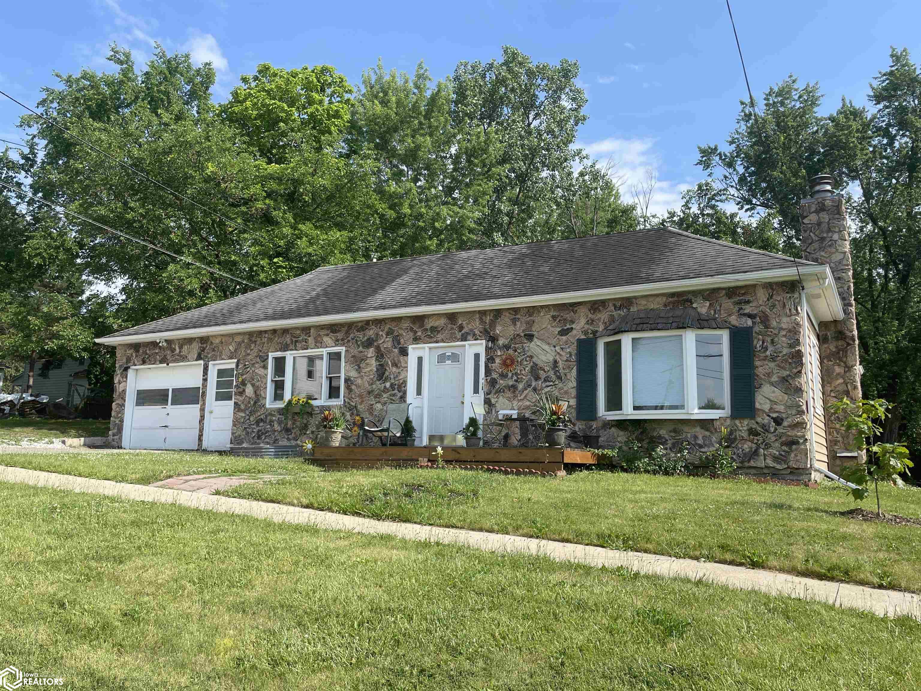 104 W Lowe Avenue, Fairfield, Iowa image 1