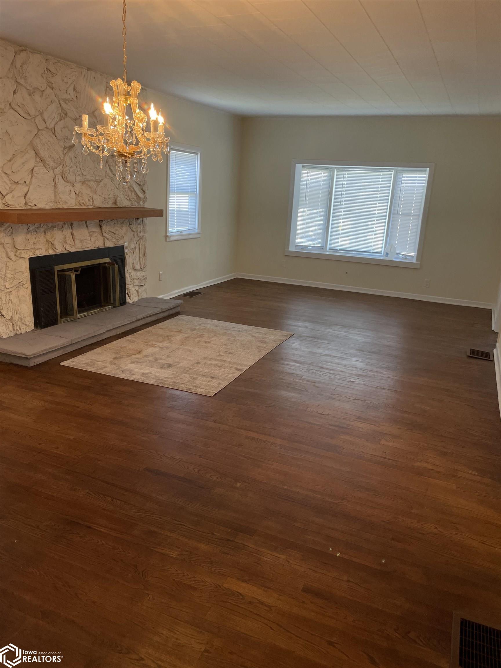 104 W Lowe Avenue, Fairfield, Iowa image 4