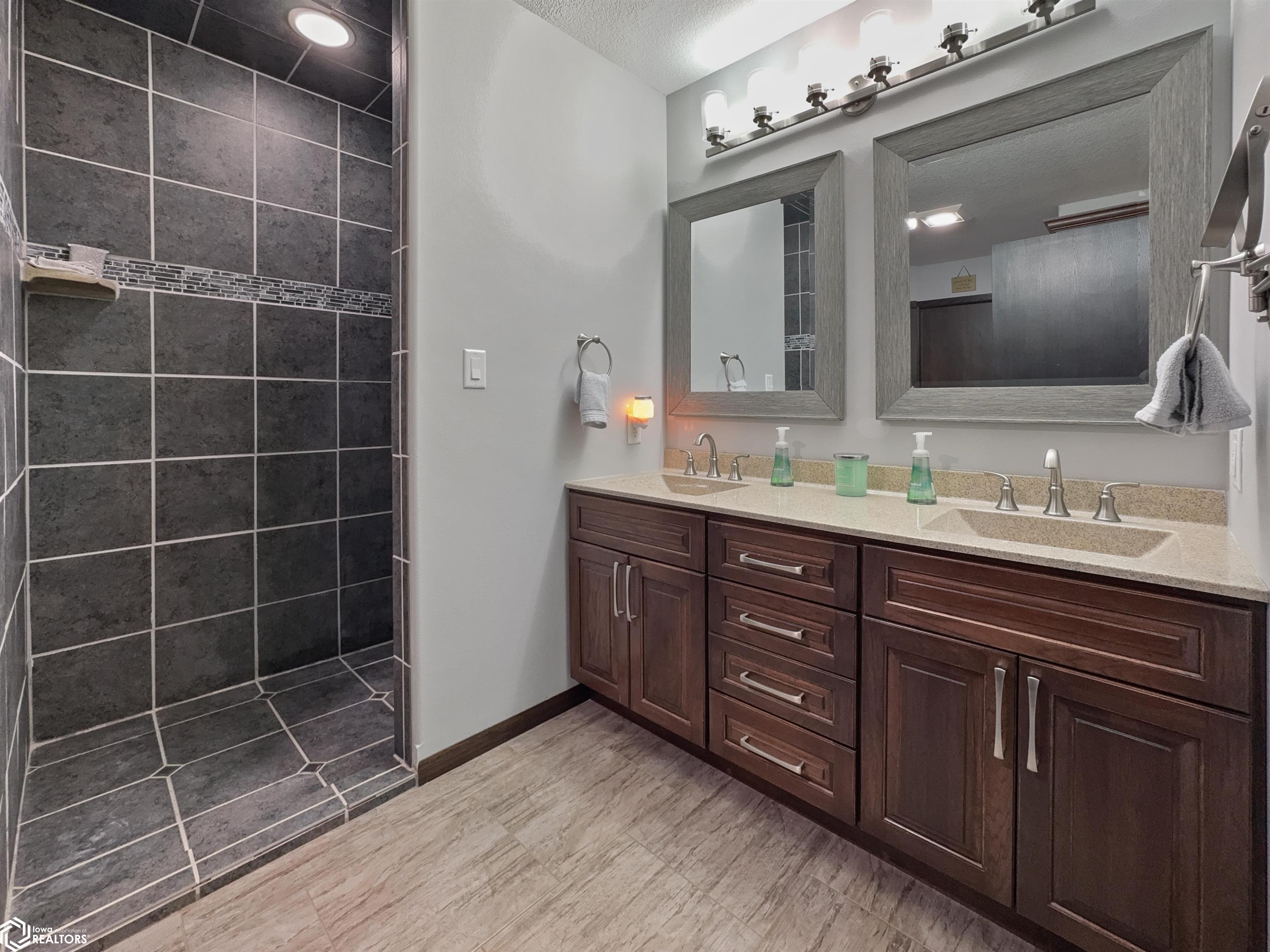 216 Oak Hill Drive, Hampton, Iowa image 31