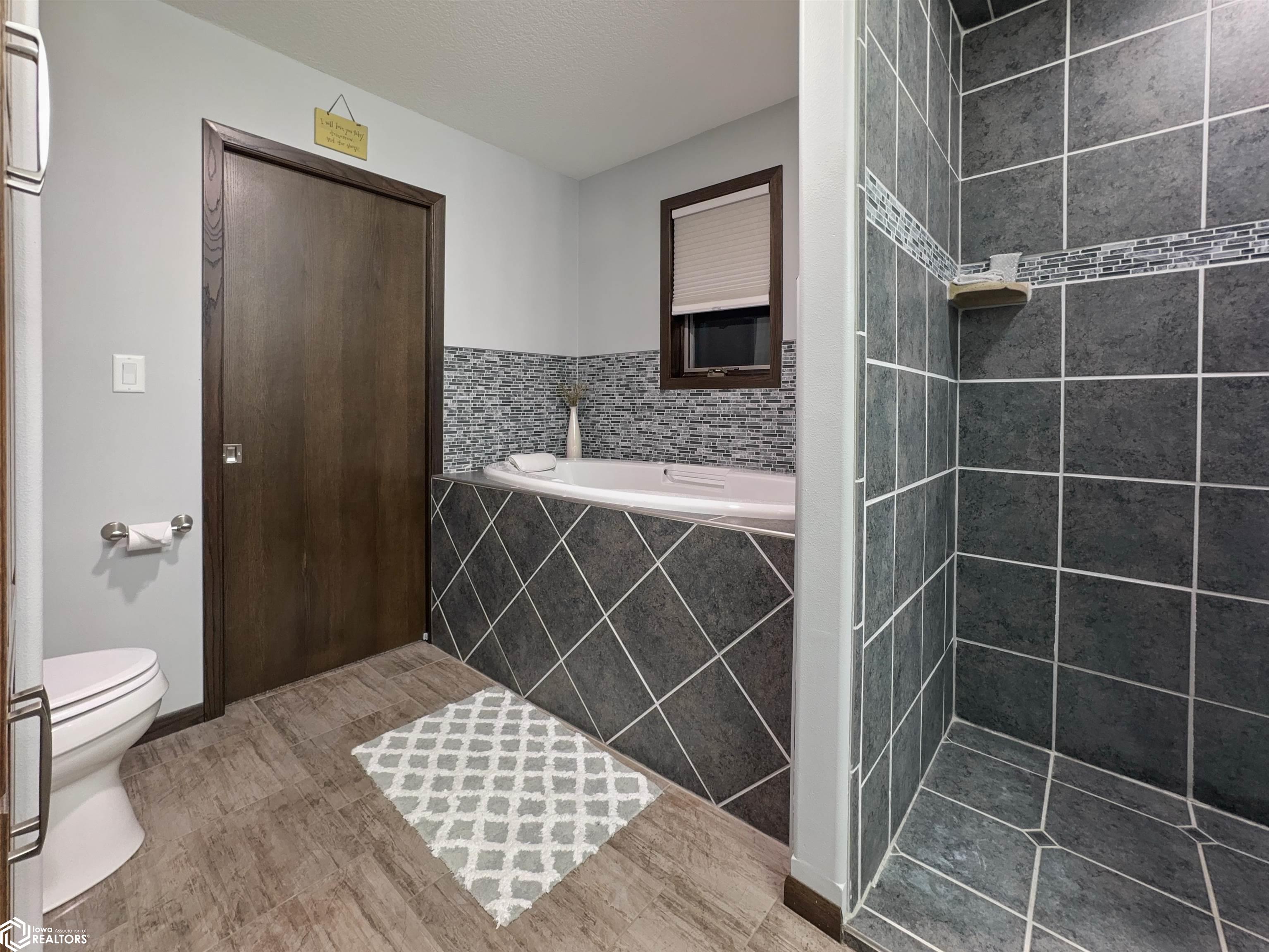 216 Oak Hill Drive, Hampton, Iowa image 32