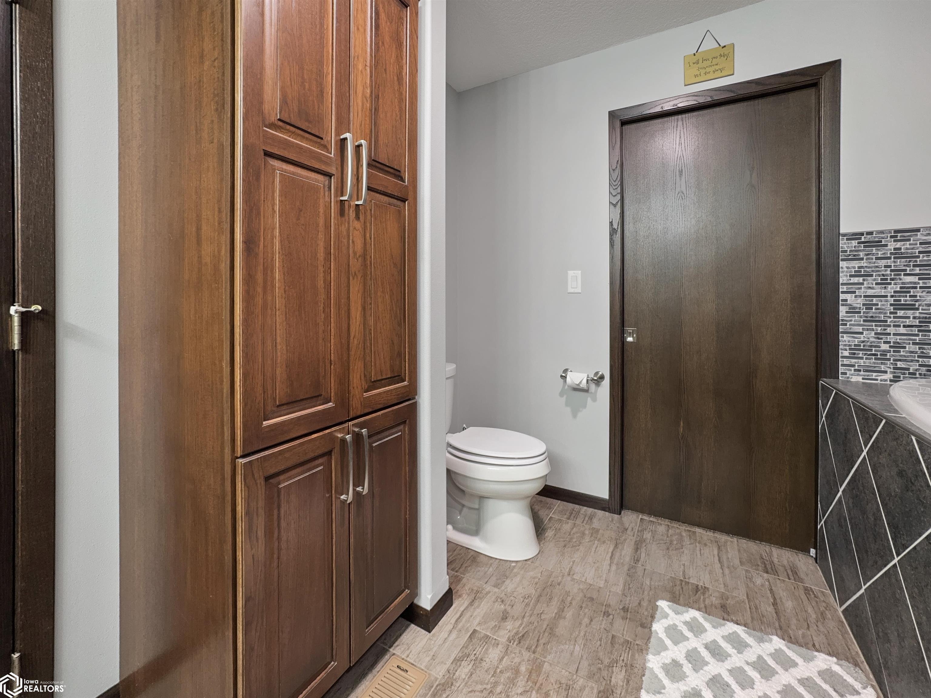 216 Oak Hill Drive, Hampton, Iowa image 33